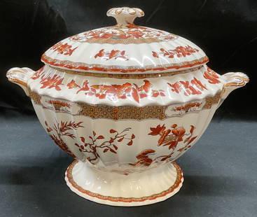 Vintage Spode Indian Tree Porcelain Tureen England: Vintage Spode porcelain tureen with lid. Indian Tree pattern. C. 1730 design. Hand painted decoration. Scalloped edge and ribbed design. Measures approx 12.5 x 9.5 x 7 inches excluding lid. Signed. Ma