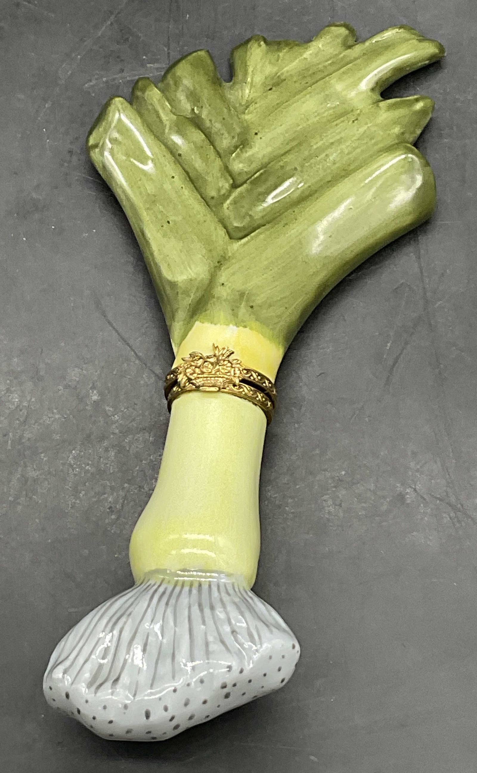 LIMOGES FRANCE Hand Paint Green Onion Trinket Box: LIMOGES FRANCE Hand Painted Porcelain Green Onion / Leek Trinket Box. Gold tone metal hinge hardware to the piece. Interior is signed LIMOGES FRANCE, PEINT MAIN. Other verbiage is illegible. Measures 