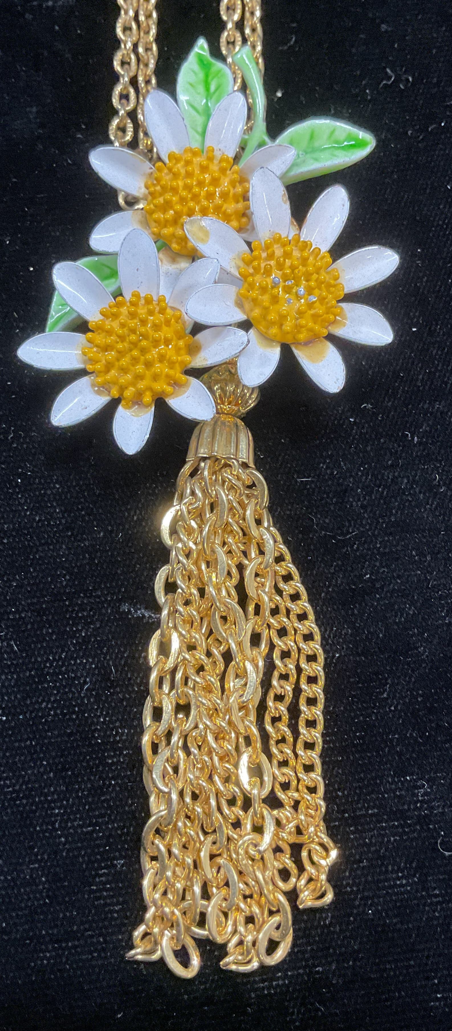 Vtg Gold Tn Enameled Flower Pendant Necklace: Vintage gold tone necklace with Enameled flower pendant. Drop length approx 12 inches. Pendant approx 2 x 2 inches. Some wear including scratching observed. Jewelry, estate jewelry, costume jewelry, c