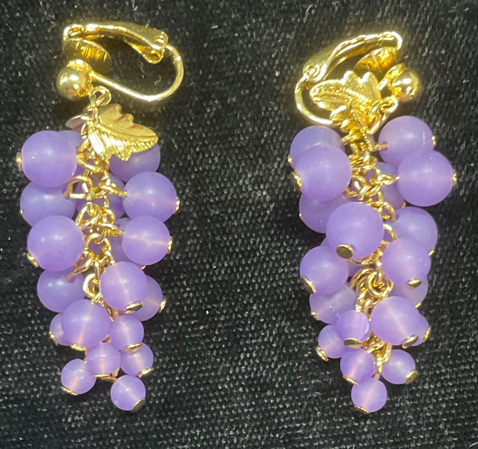 Vtg Gold Tn Metal W Purple Beaded Grape Earrings (1 of 6)