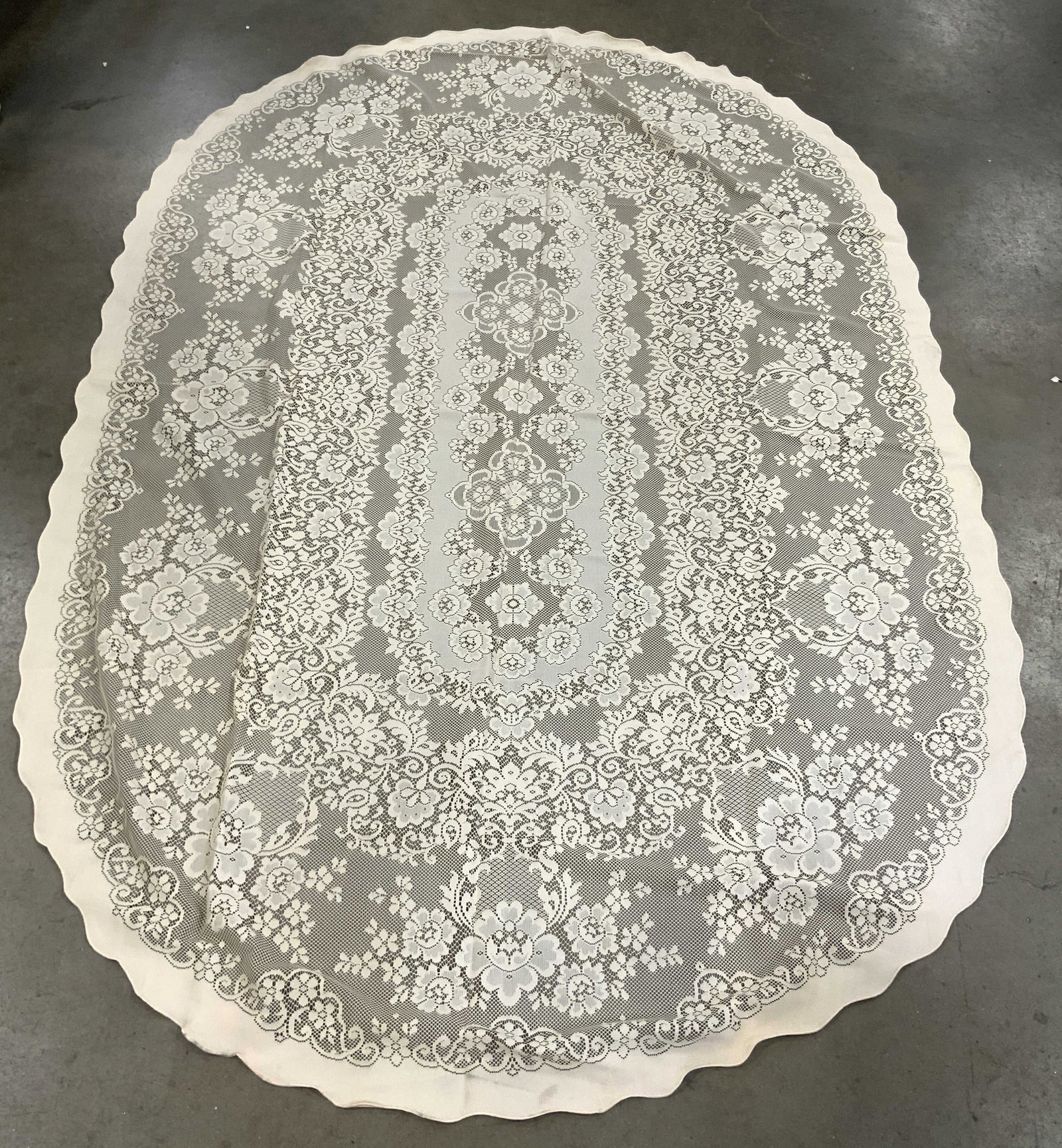 Vintage Tan Doily Style Oval Table Cloth (1 of 8)