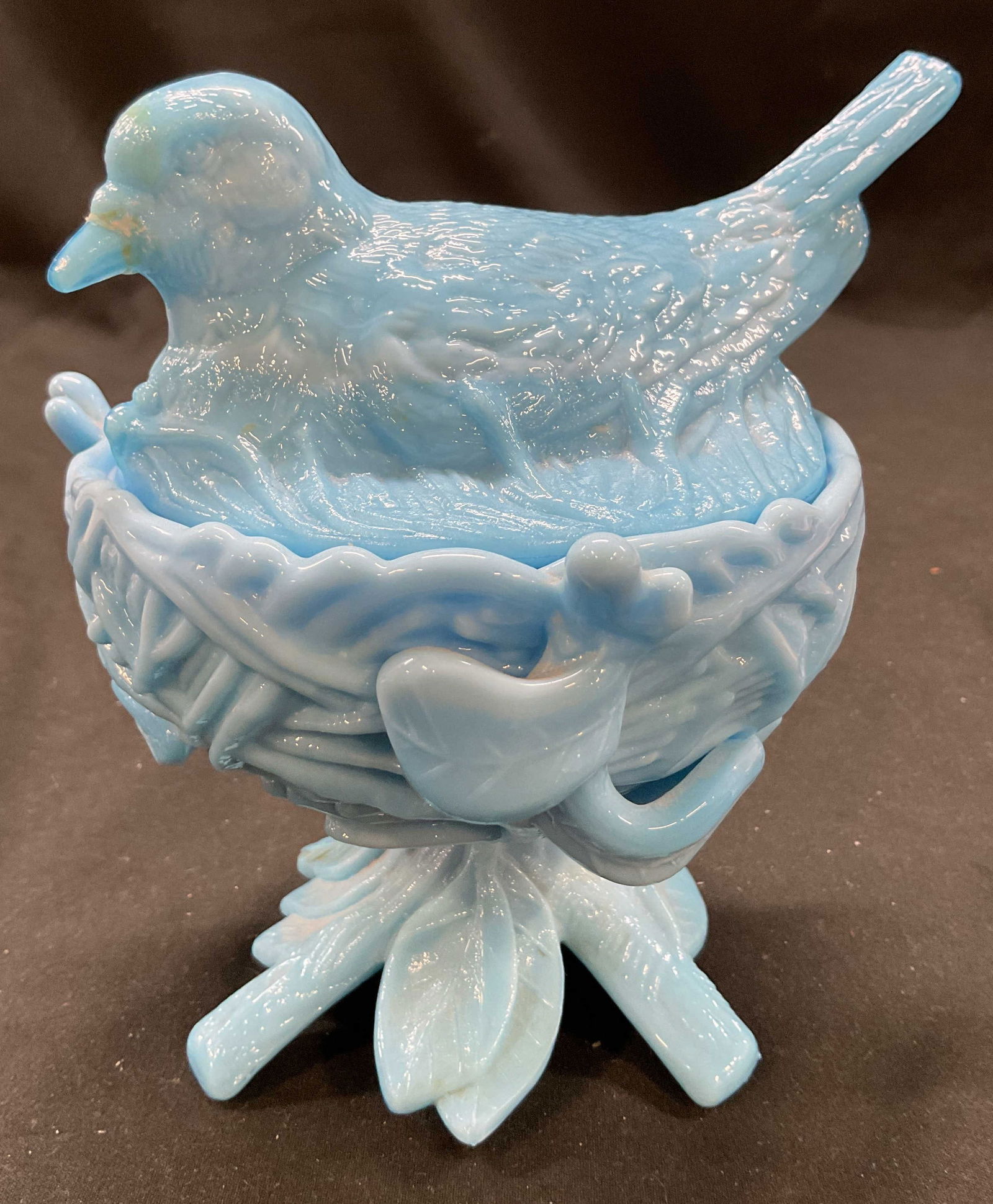 Vtg WESTMORELAND Milk Glass Bird on Nest Box (1 of 9)