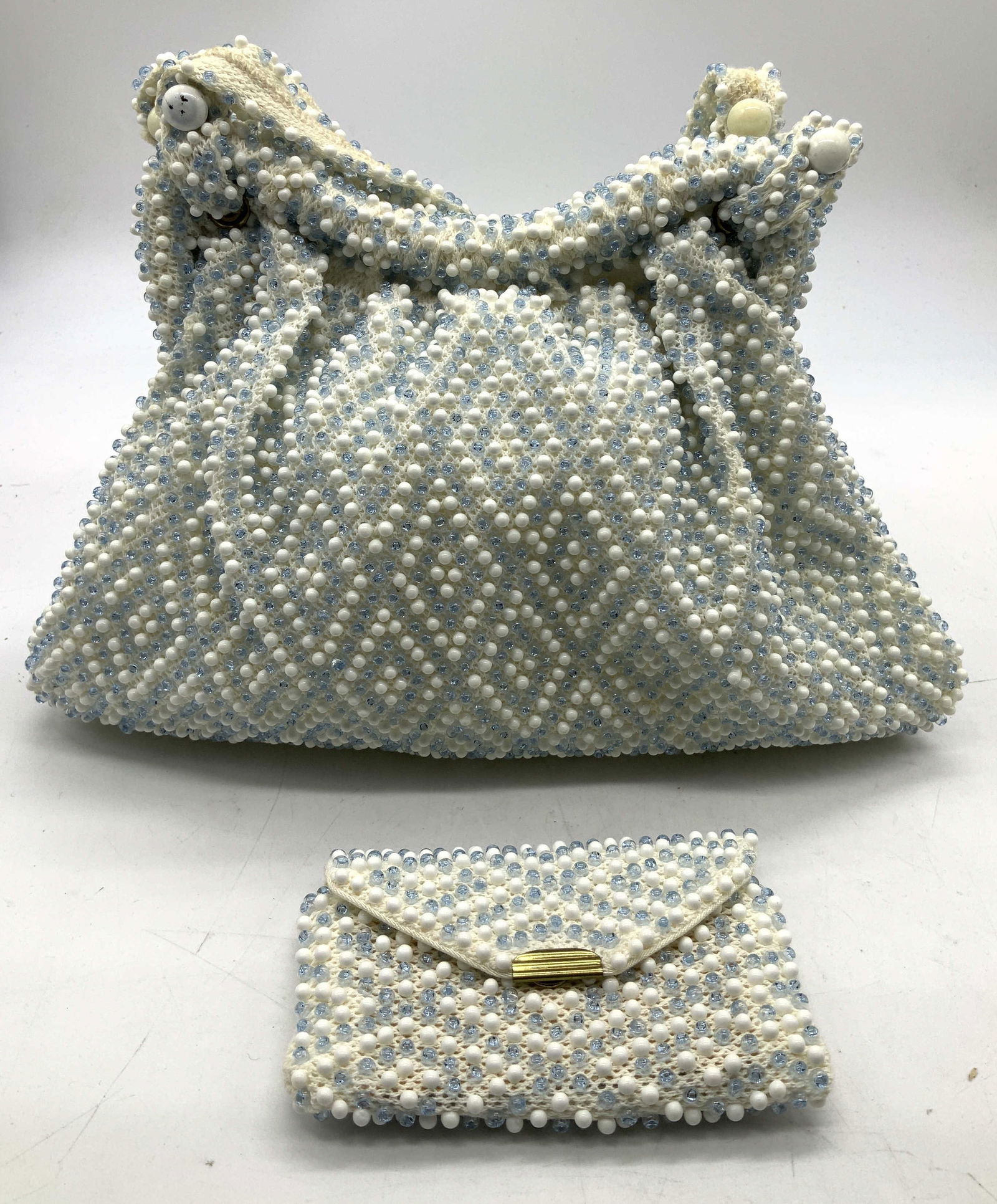 Vntg Lumured Corde Beaded Bag W Coin Purse Mirror: Vntg Lumured Corde Beaded Bag W Coin Purse Mirror Lot includes a vintage beaded handbag featuring a textured appearance created by numerous small beads in white & blue tones. Handbag has a coin pouch