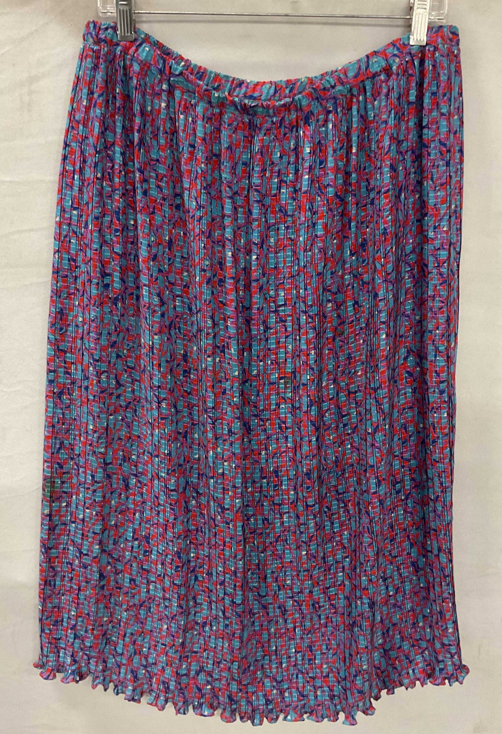 Vtg Diane Freis Blue Red Pleated Midi Skirt: Vintage Diane Freis blue, red, and purple Graphic print pleated midi skirt. Measures approx 16 inches across waist. Polyester. Some blemishes. Diane Freis skirt, designer skirt, designer fashion, blue