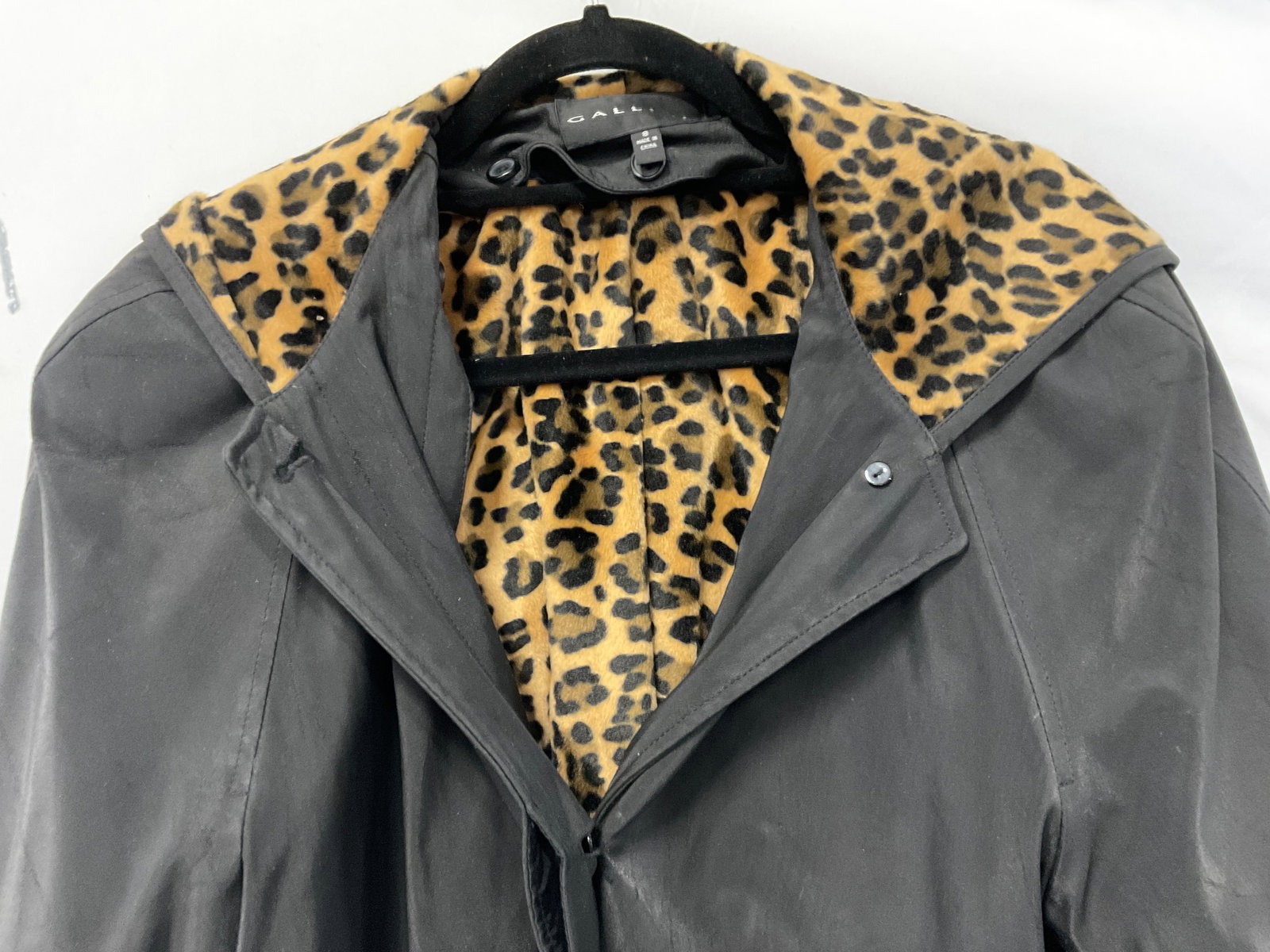 GALLERY Black Jacket W/ Leopard Pattern Lining (1 of 8)