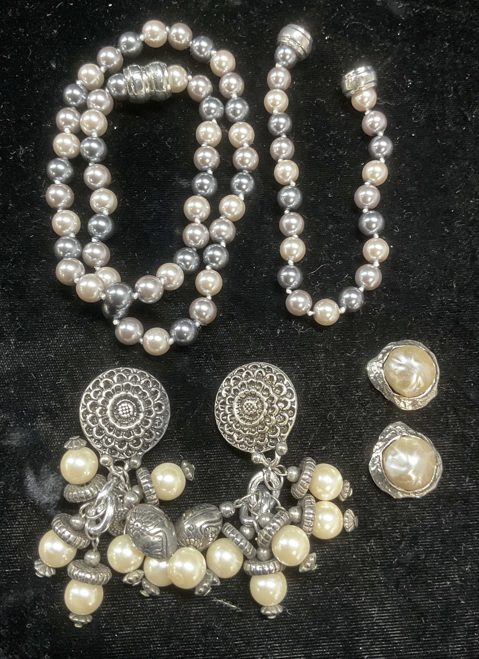 Lot 4 Faux Pearl Necklace, Bracelet, Earrings: Lot of 4 jewelry pieces. Silver tone faux pearl necklace, matching bracelet, and 2 pairs of earrings. Necklace drop length approx 8 inches. Clasp on bracelet needs repair, one pair of earrings backing