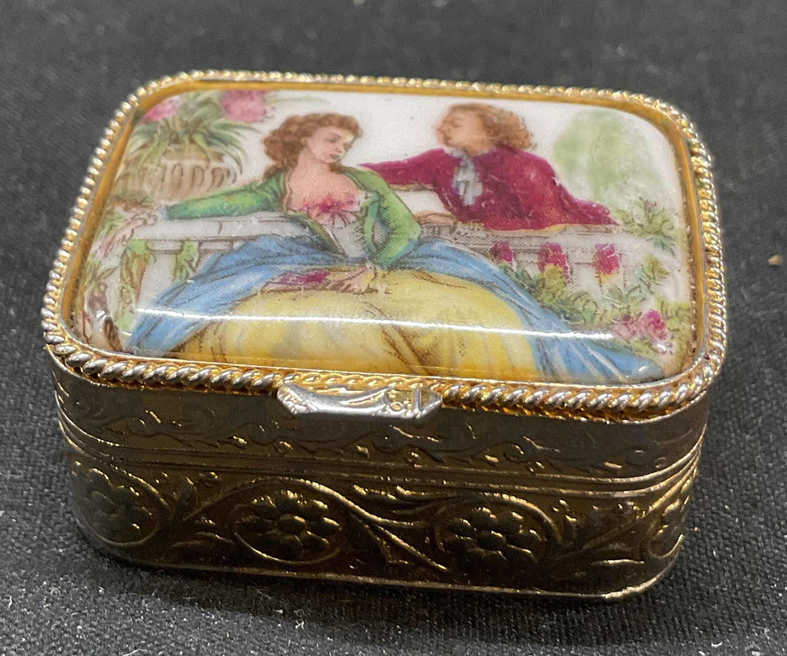 Vtg Villani Porc Courting Couple Pill Box Italy (1 of 8)