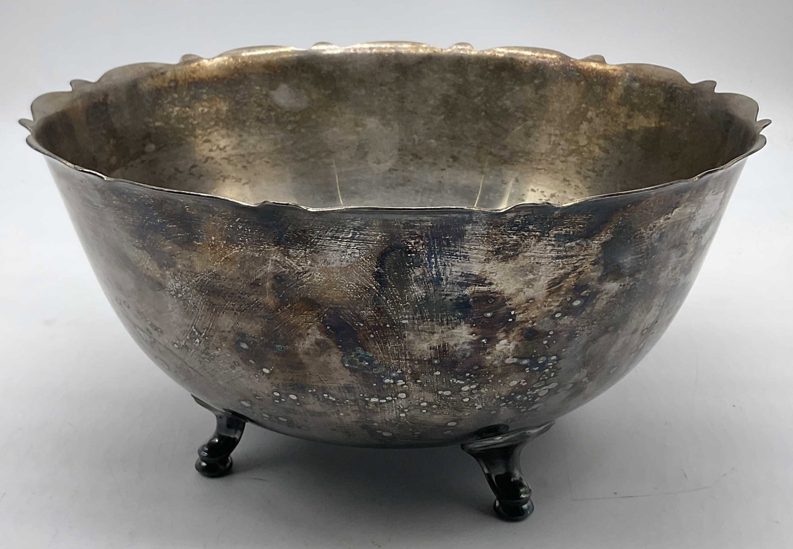 HEIRLOOM COLONIAL SUIT EP Vintage Slv Plate Bowl: Vintage silver plated fruit bowl / serving bowl. Electroplated scalloped rim bowl with four feet to the underside. Underside marked HEIRLOOM COLONIAL SUIT EP. Measures approx, 5H x 10W in. Surface wea
