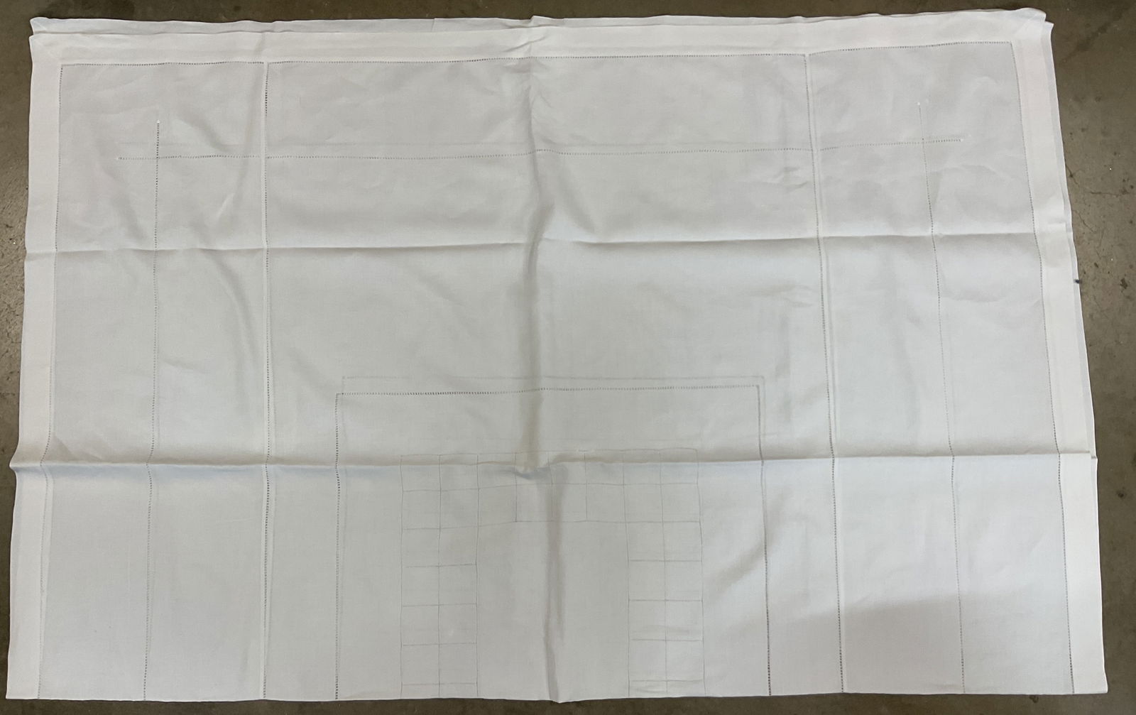 Vtg White Linen Geometric Patterned Table Cloth: Vintage white linen geometric patterned table cloth. Minimalist geometric cut out design. White linen thin table cloth. Measures approximately 65 x 84 inches. Some surface wear consistent with exposur
