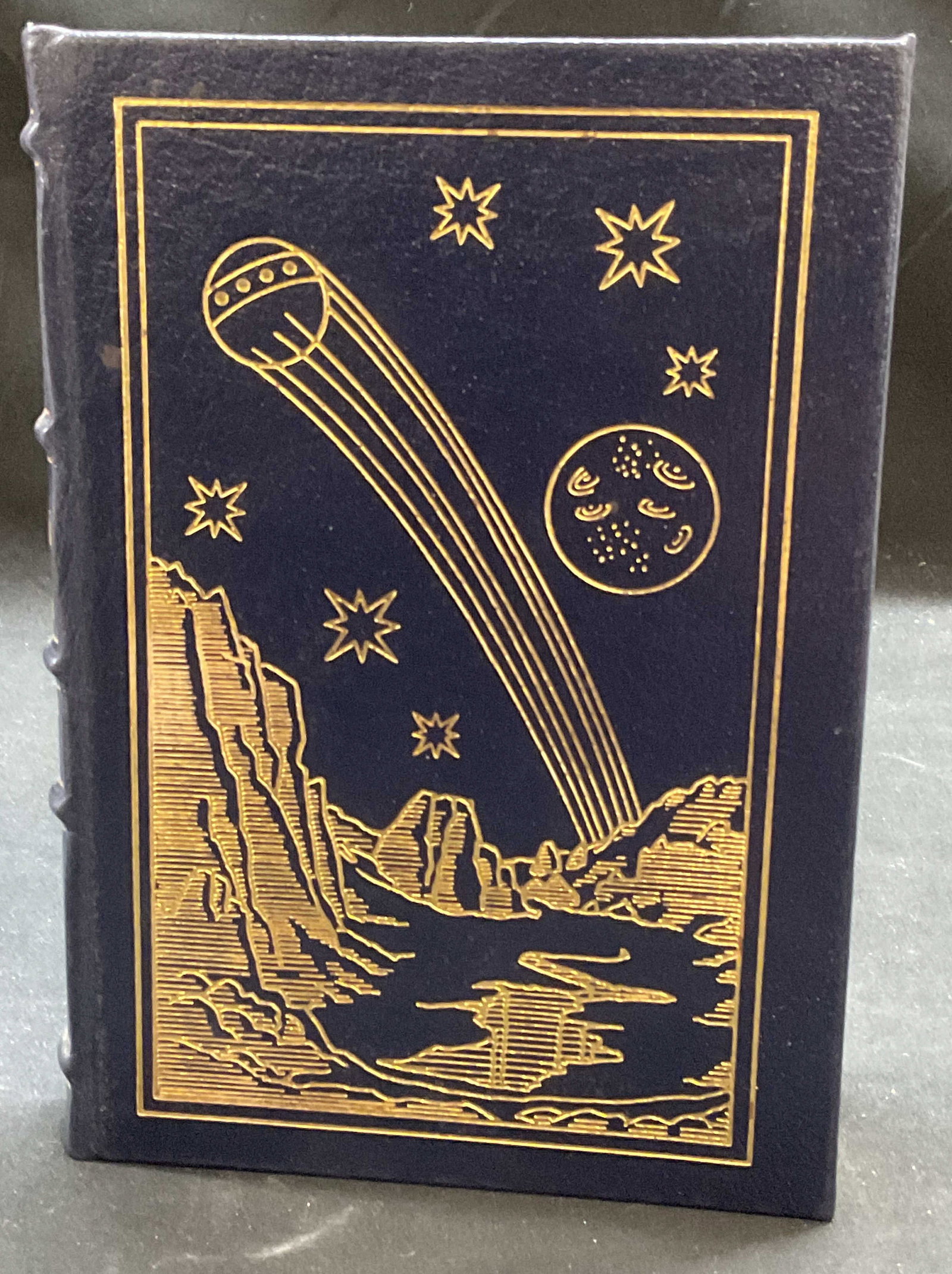 Special Edt Skylark Space E Smith 1991 Illustr: Collector edition leather bound gilt tooled cover The Skylark of Space by Edward E Smith Ph.D. Illustrated. The Easton Press, 1991. Copyright 1946/47. Measures approx 7.75 x 5.25 inches. Some wear to 