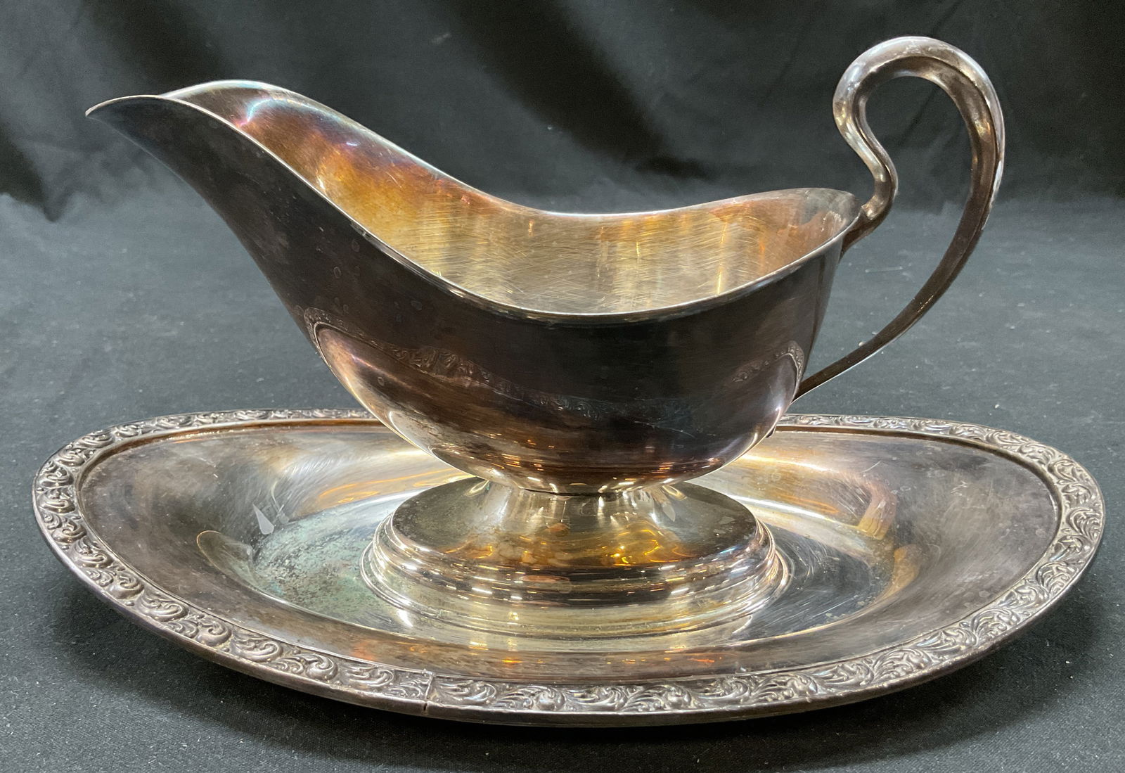 Vtg F.B.Rogers Silver Plate GravyBoat W Underplate (1 of 9)