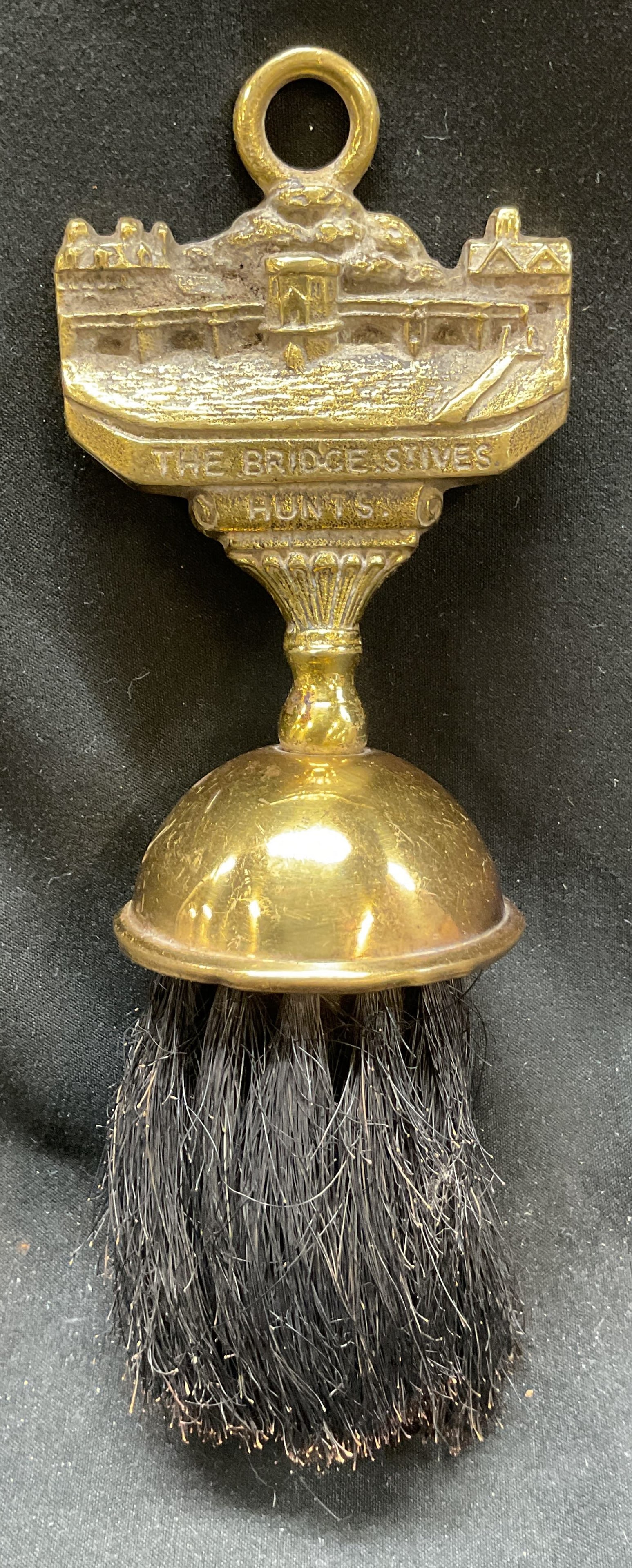 Vtg The Bridge Stives Brass Horse Hair Brush: Vintage The Bridge Stives brass horse hair hearth brush. Brass handle with circle for hanging and horse hair. Embossed bridge scene with text reading, The Bridge Stives, Hunts. Measures 7 x 2.5 inches