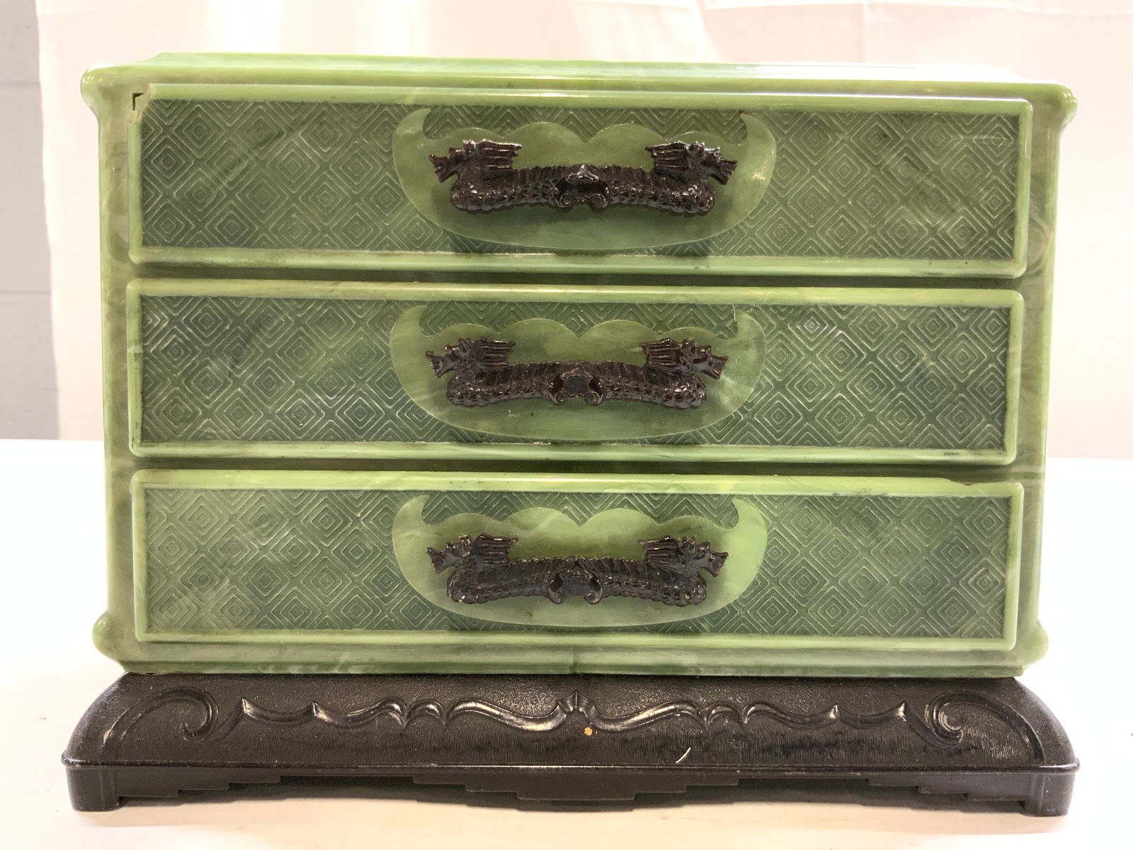 Vtg Jade Grn Celluloid Asian Jwlry Bx W Drgn Hndls (1 of 10)