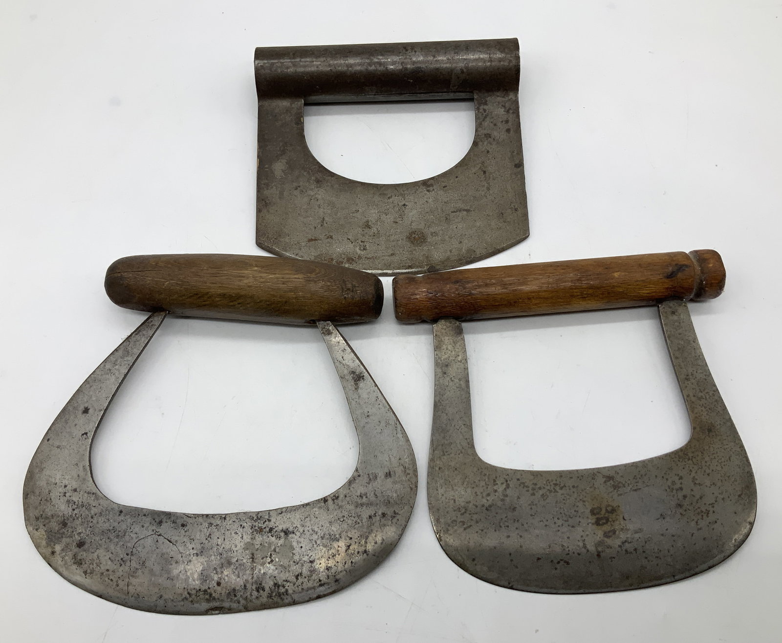 Lot 3 Antq Stainless Steel & Wooden Food Choppers: Lot 3 Antq Stainless Steel & Wooden Food Choppers Food choppers feature a single curved blade & a wooden handle. Blade appears to be stainless/metal. Appears to be antique, possible vintage. Choppers
