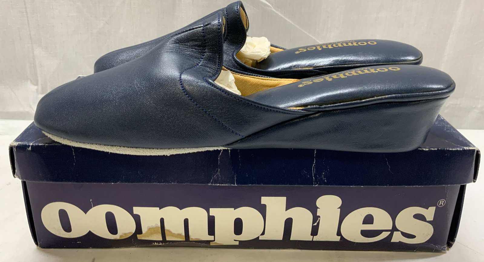 Oomphies Navy Leather Platform Flats NIB SPAIN: Oomphies Navy Leather Platform Flats NIB SPAIN Navy leather platform flats, they come NEW IN BOX. Signed & marked. Surface wear consistent to age, use & exposure. Measurements: length 10in x width 2.4