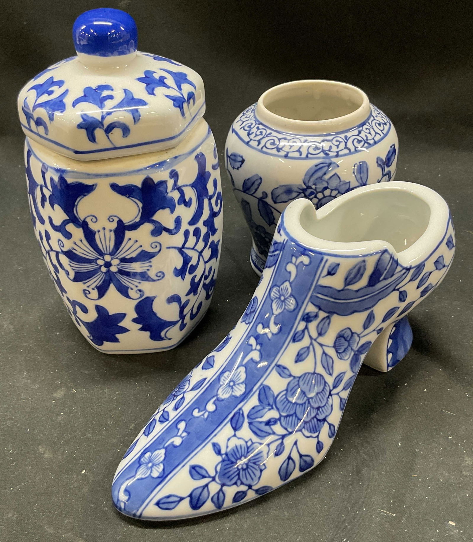 Lot 3 Chinoiserie Ceramic Blue White Floral Vases (1 of 11)