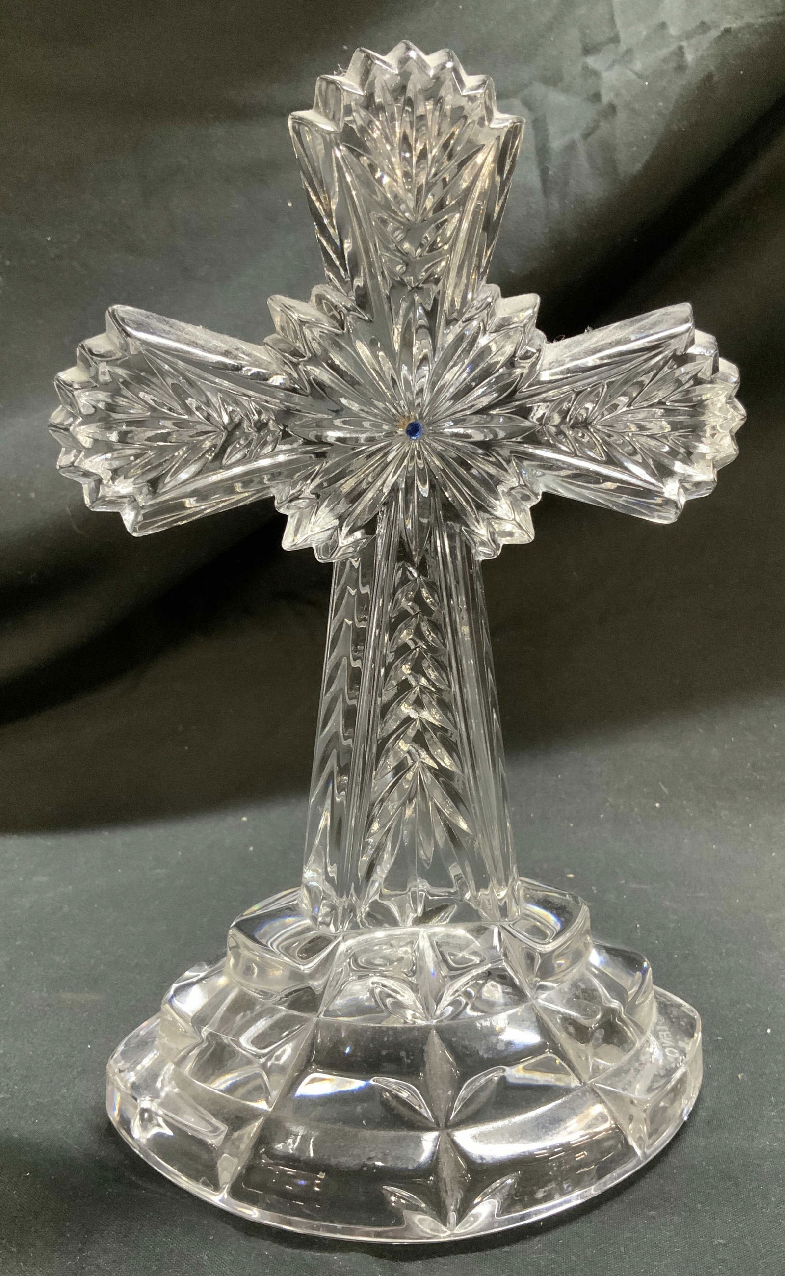 LENOX Hand Crafted Jeweled Crystal Cross 8in: Cross features intricate facets & what appears to be a blue sapphire in the center of the cross. Cross is textured & is fine crystal material. Signed & marked on underside. Reads LENOX. Surface wear c