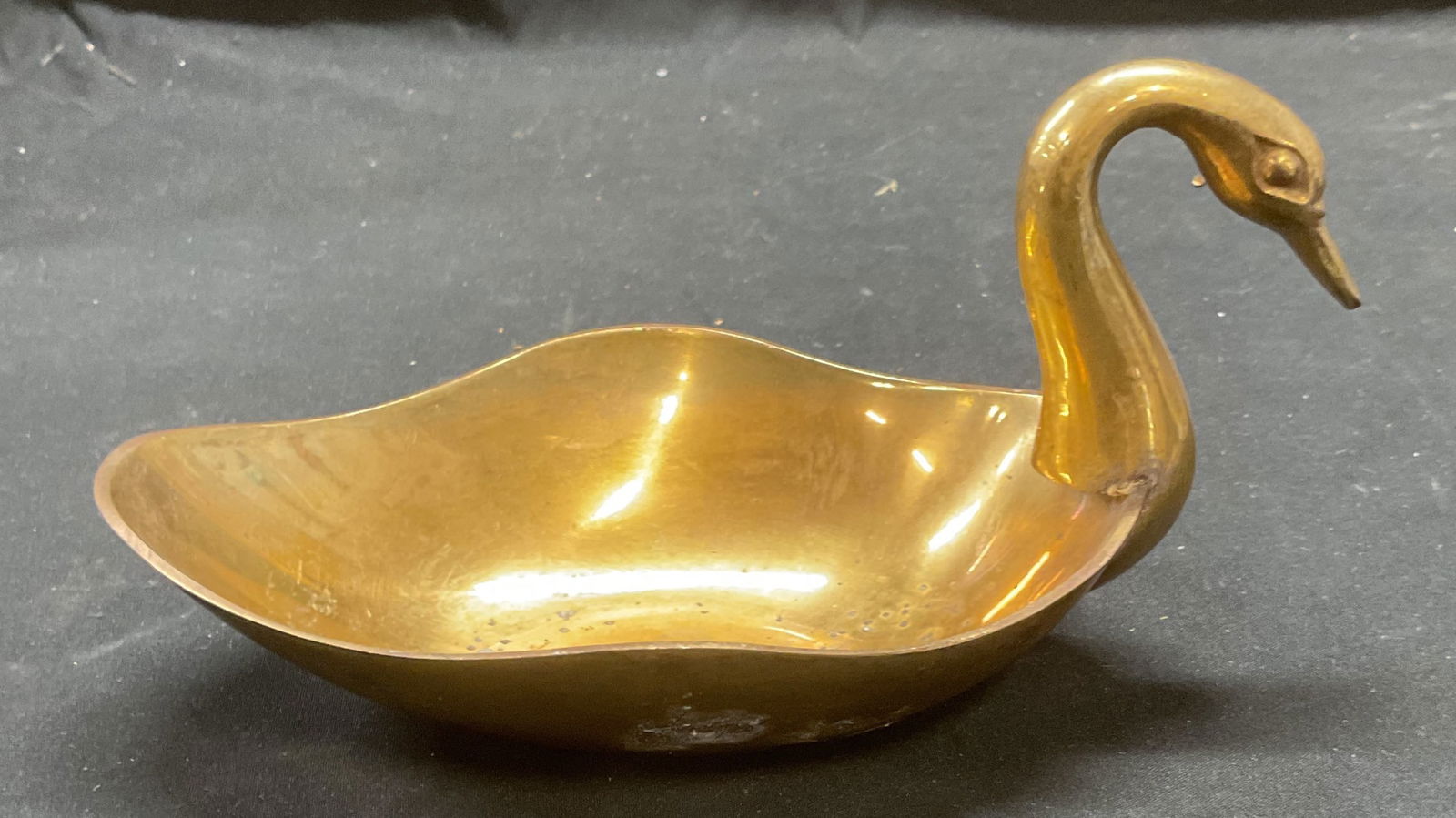 Vintage Andrea by SADEK Brass Swan Bowl: Vintage Andrea by SADEK brass swan motif bowl. Raised neck and head. Signed. Measures approx 7.5 x 4.5 x 4 inches. Piece has weight. Some scratching and patina. Andrea by SADEK bowl, swan bowl, bird b