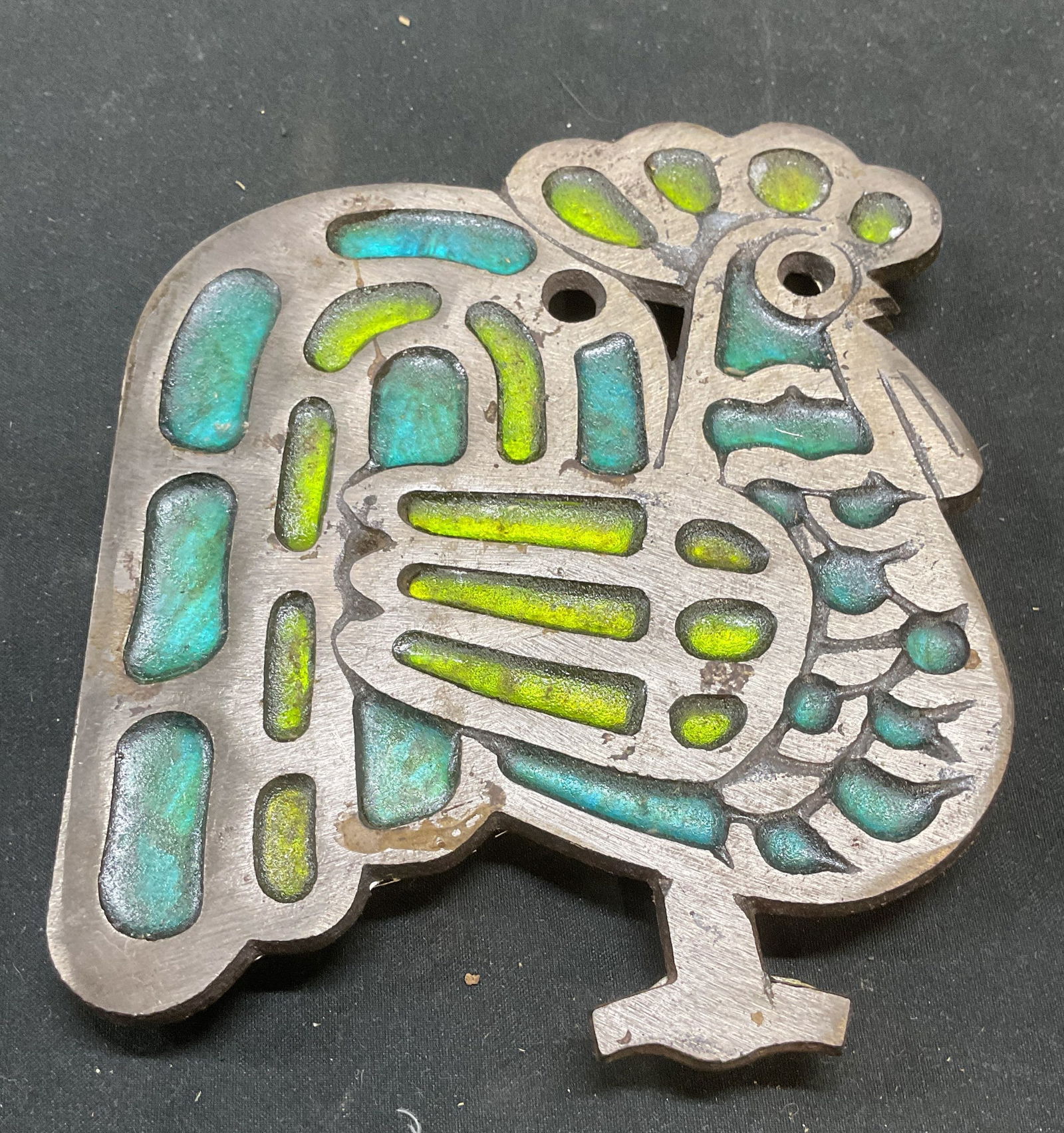 Vtg Silver Tone Green Blue Glass Rooster Trivet: Vintage silver tone rooster motif footed trivet with inlaid green and blue glass. Measures approx 5.75 x 5 inches. Some scratching. Trivet, rooster trivet, silver tone trivet, vintage trivet, home dec