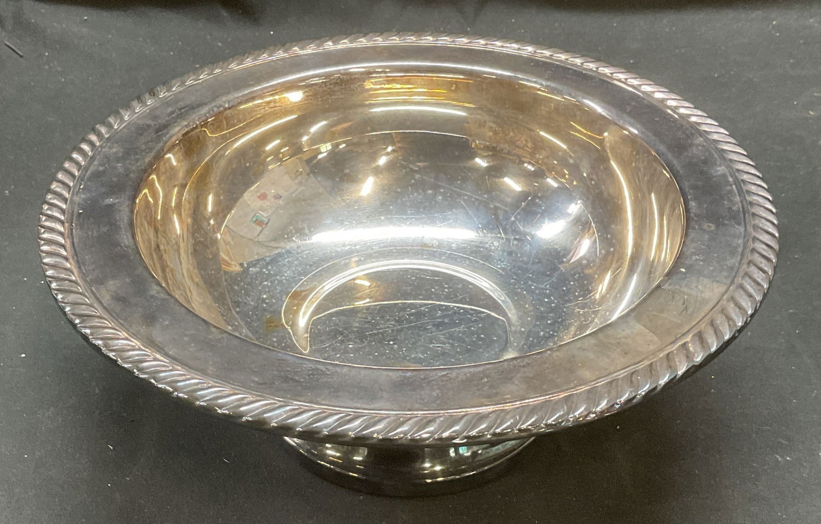 Vintage WM A Rogers Silver Plated Footed Bowl: Vintage WM A Rogers silver plated bowl. Footed base with raised cable rim. Signed. Measures approx 9.25 x 3.5 inches. Some scratching and patina. WM a rogers bowl, silver plated bowl, round bowl, vint