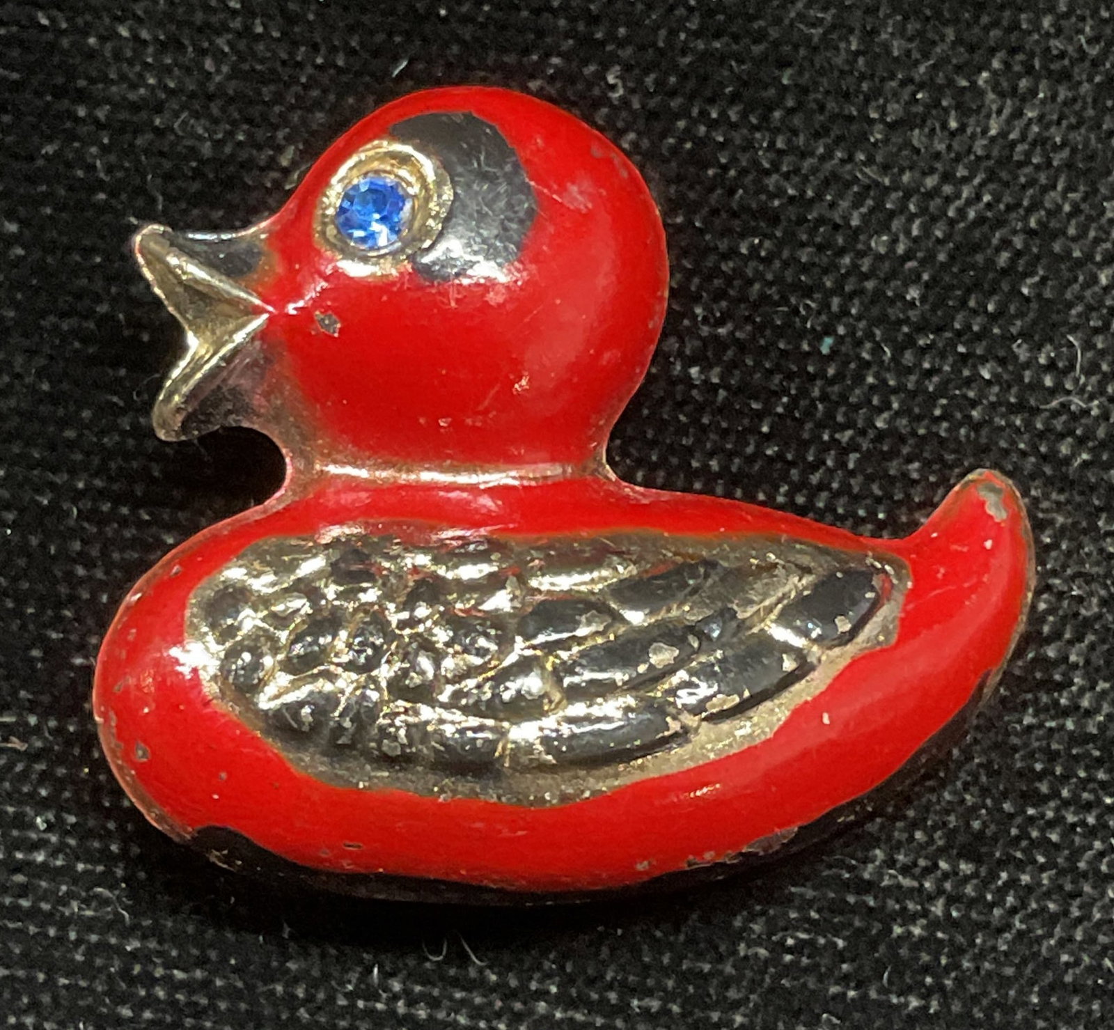 Vtg Gold Tn Red Enamel Crystal Duck Brooch: Vintage gold tone red enamel and blue crystal duck motif brooch. Hinge pin on underside. Measures approx 1 x 1.25 inches. Some wear including scratching observed. Jewelry, estate jewelry, costume jewe