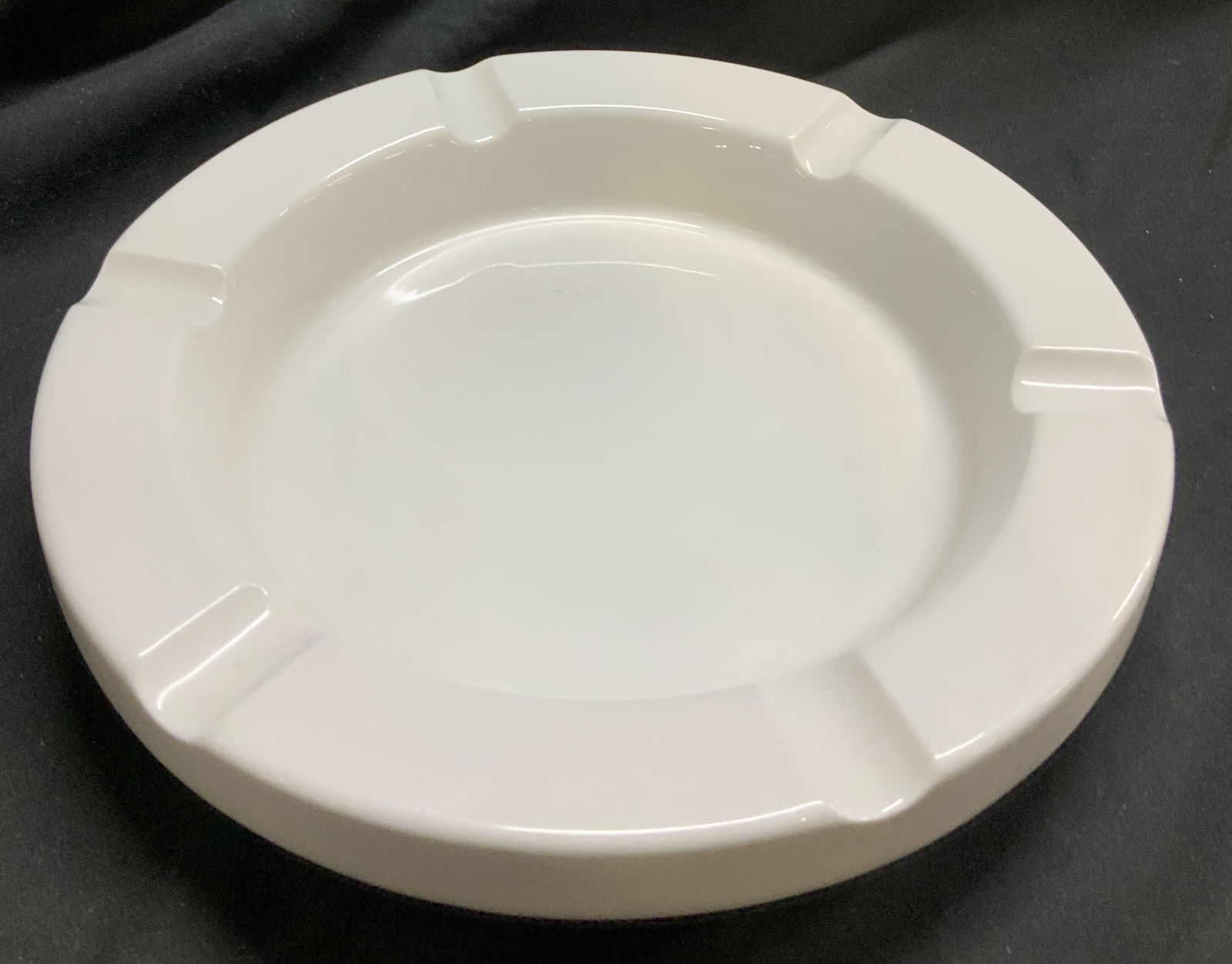 Arabia White Porcelain Round Ashtray FINLAND (1 of 6)