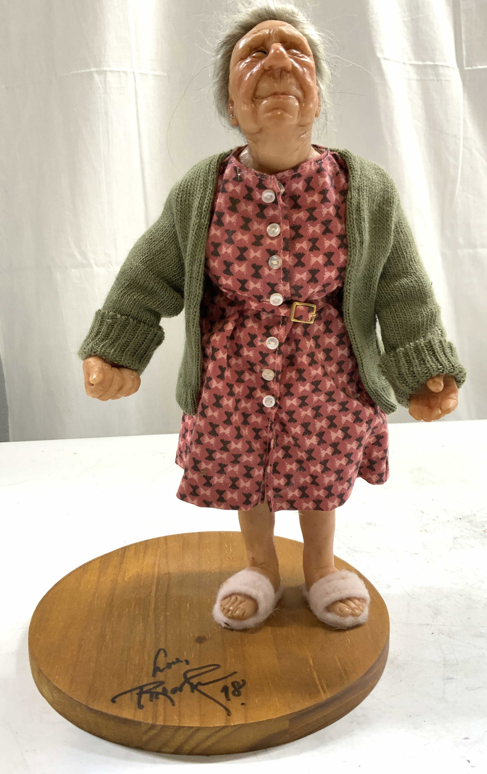 RICHARD SIMMONS Nanas Family Coll of Masters Lady: RICHARD SIMMONS Nanas Family Collection of Masters Old woman. Base has circular form & is signed illegibly. Appears to read 18, possibly 2018. Depicts standing old lady figure. Appears to be resin. Me