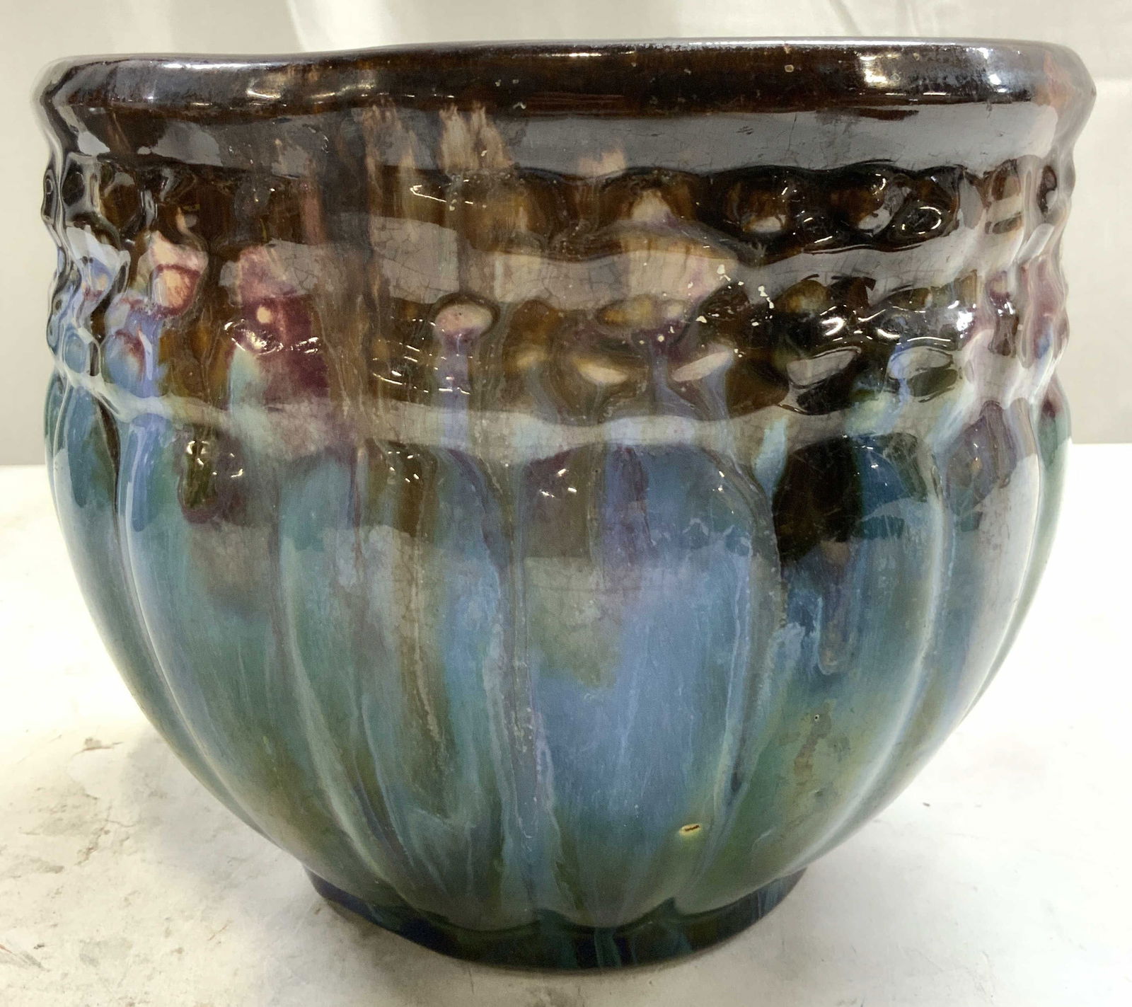 Vntg Scalloped Ceramic Majolica Planter Vessel (1 of 6)