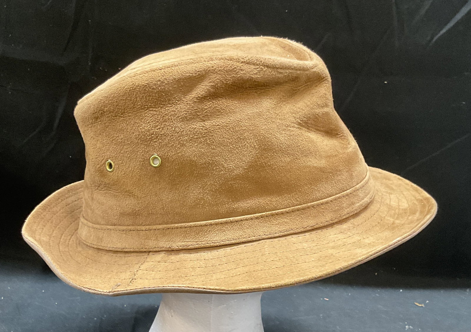 Vintage Schuman Sullivan New Haven Tan Suede Hat: Vintage Schuman Sullivan of New Haven tan suede hat. Measures approx 6.75 inches wide. Some wear including loss to shape. Schuman Sullivan hat, designer hat, vintage hat, suede hat, Leather hat, tan h