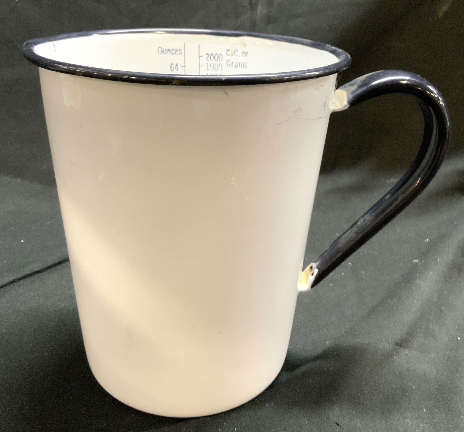 Vintage Enamelware Measuring Cup 64 Oz (1 of 6)
