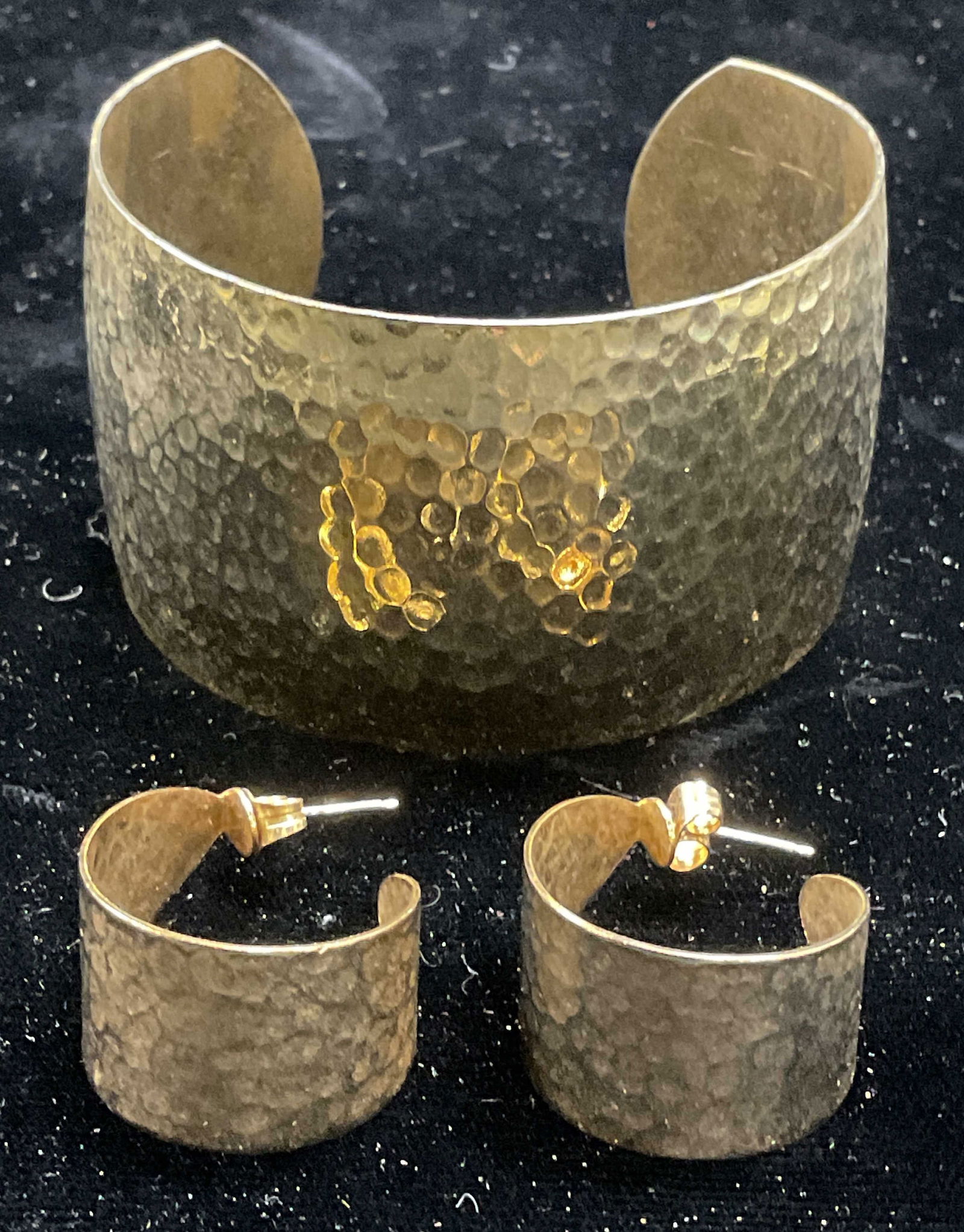 Lot 2 Hammered Gold Tn Bracelet & Earrings (1 of 7)