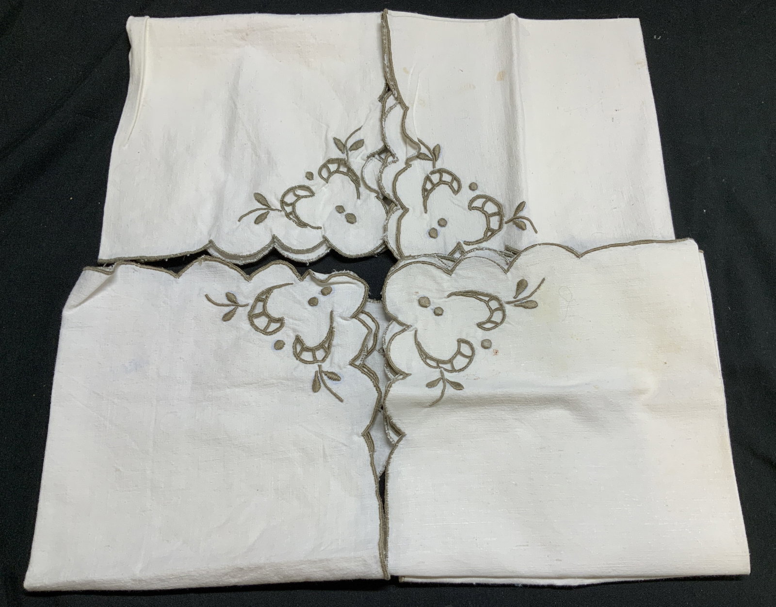 Lot 5 Vntg Embroidered Leaf Motif Napkins: Lot 5 Vntg Embroidered Leaf Motif Napkins Lot includes, 5 hand-embroidered & scalloped edge napkins. Napkins feature a floral/leaf motif. Surface wear consistent to age, use & exposure. Measurements: 