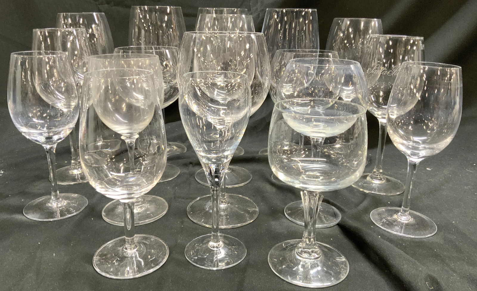 18 Crystal & Glass Wine Goblets, Luigi Bormioli +: Lot includes 18 stemware goblets. Two are trademarked SANTA RITA one trademarked LUIGI BORMIOLI. Largest goblet measures approximately 9.25 inches tall 3.5 inches wide. Wine glasses, goblets, stemware