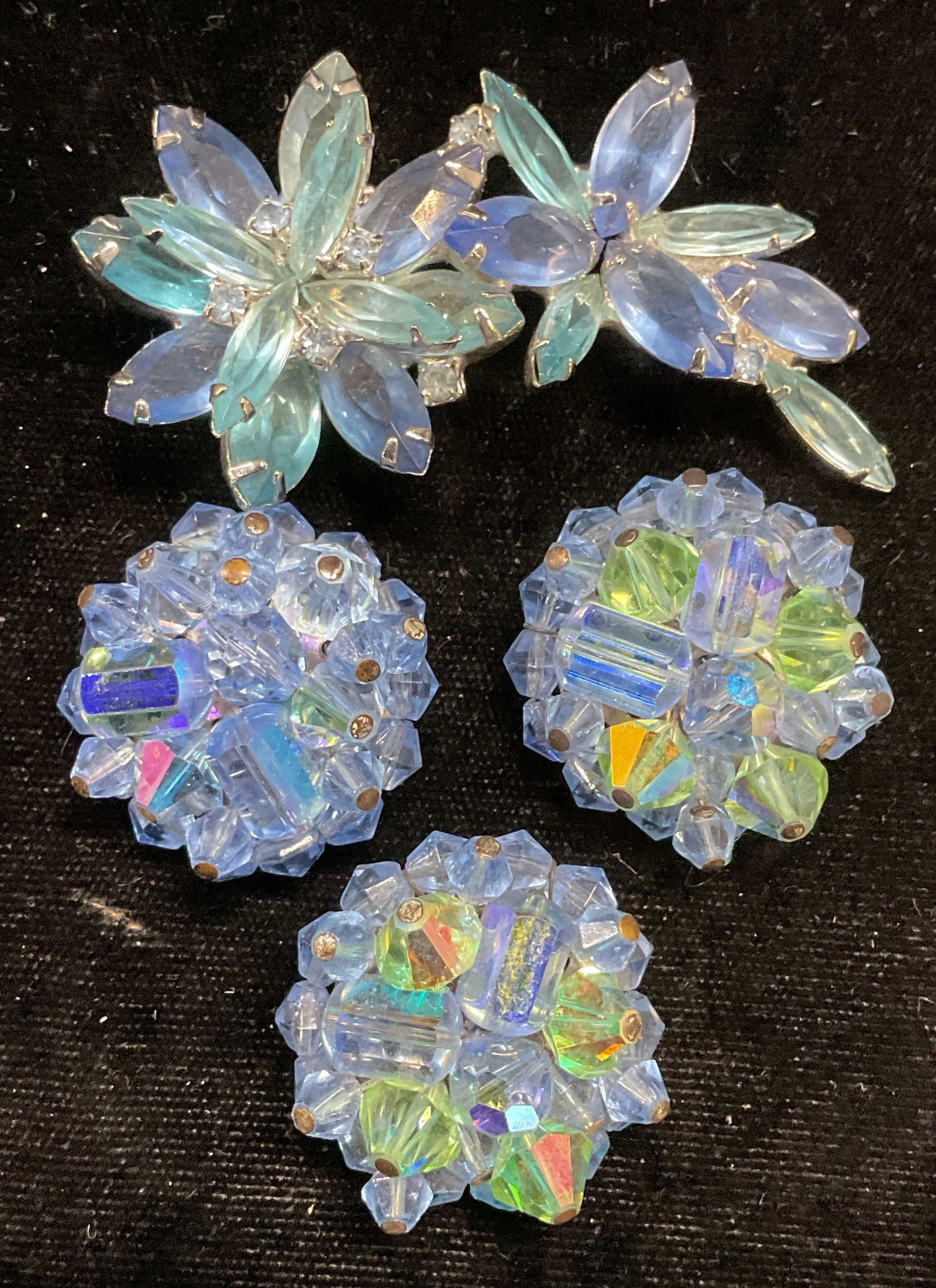 Lot 4 Vtg Blue Crystal Cluster & Flowers Brooches (1 of 6)