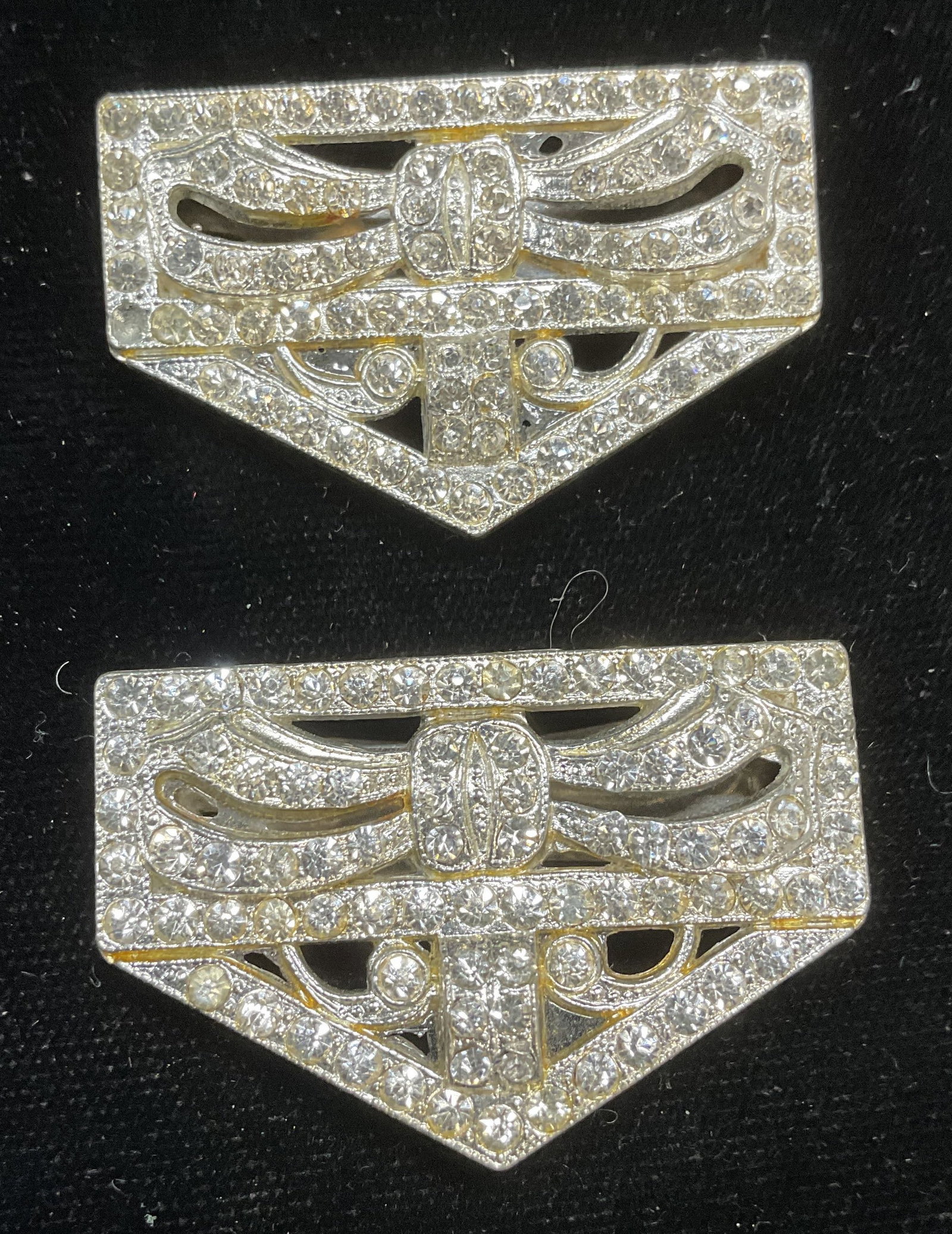 Pair Vintage Silver Tone Crystal Fur Clips: Pair of vintage silver tone crystal decorated ribbon motif fur, dress, or sweater clips. Measure approx 1.5 x 1 inches. Some crystals need replacement. Some wear including scratching. Jewelry, estate 