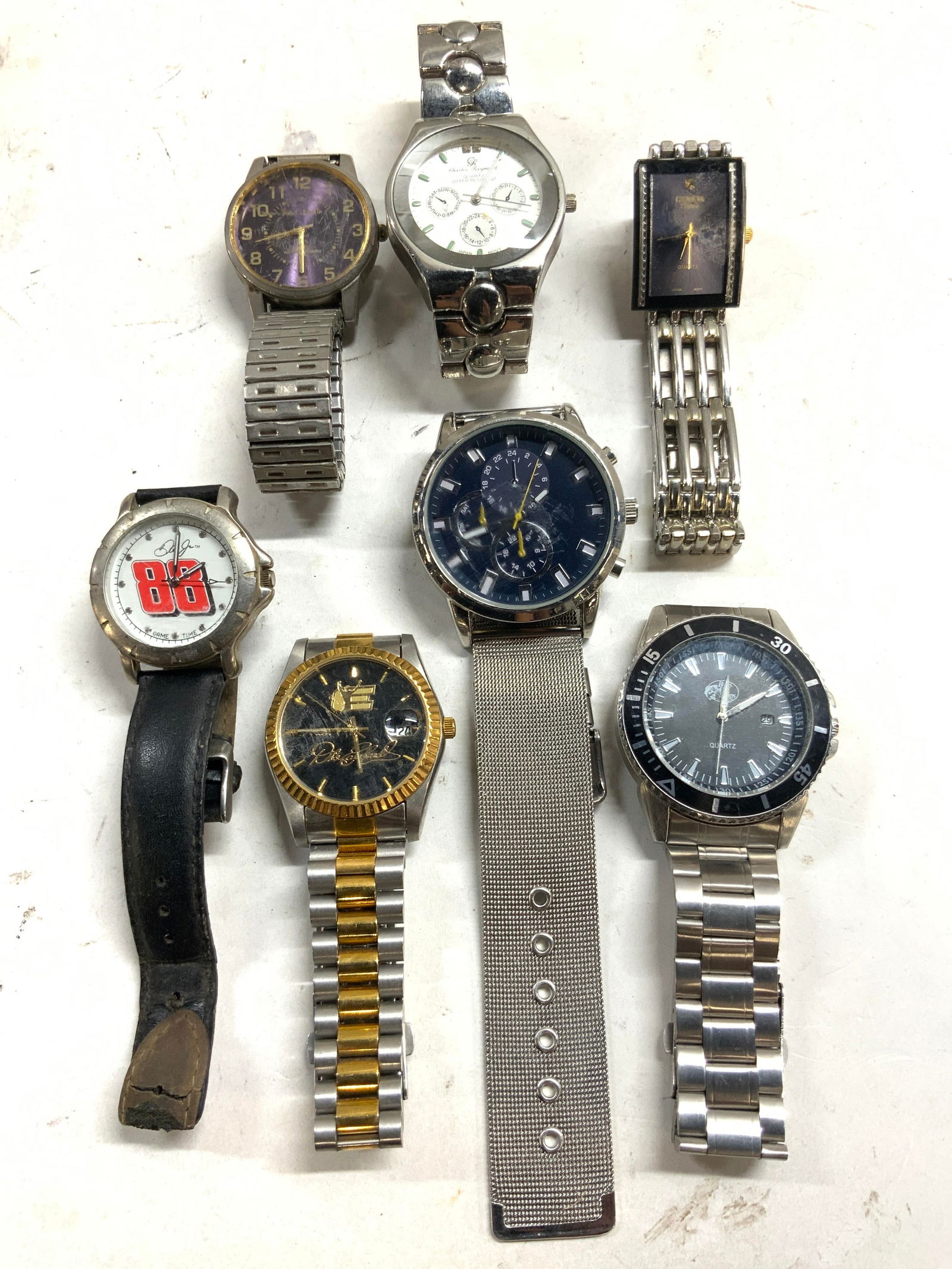 Lot 7 Wristwatches Nascar Dale Earnhardt, Geneva+: Lot includes trademarks such as GAME TIME with nascar number 88 Dale Jr, BRASS Pro SHOPS, Number 3 Dale Earnhardt, GENEVA CLASSIC, CHARLES RAYMOR, & PAUL JARDIN. Largest watch measures approximately 1