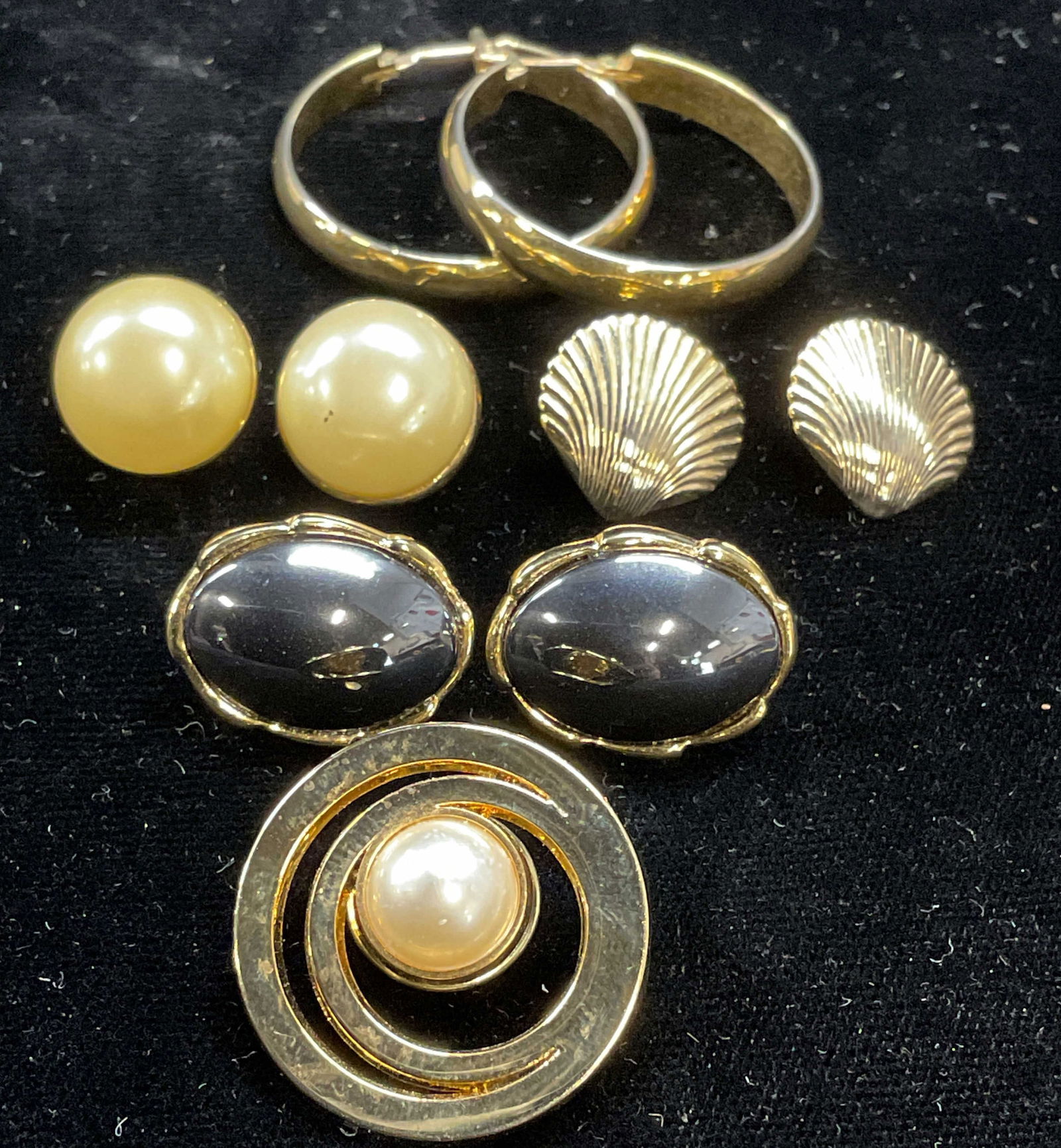 Lot 5 Vintage Gold Tone Earrings & Pin (1 of 6)