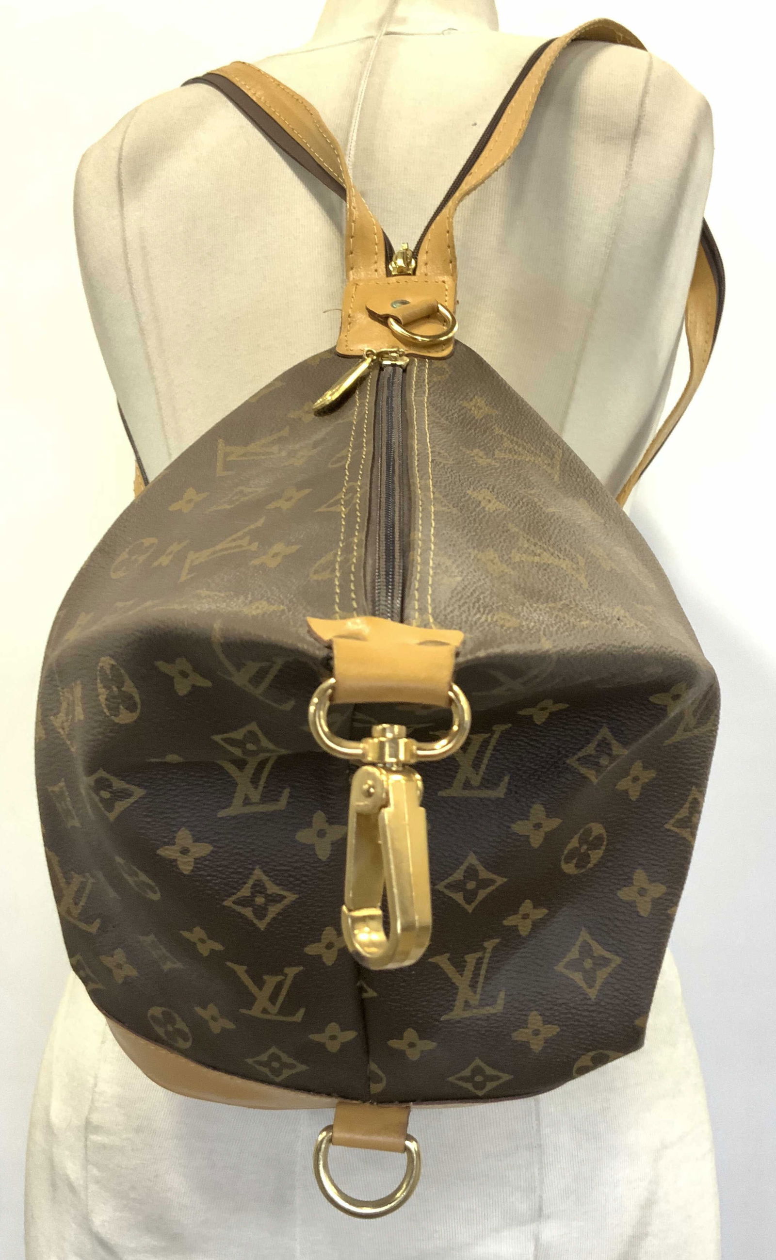 LOUIS VUITTON Monogram Patterned Bag (1 of 8)
