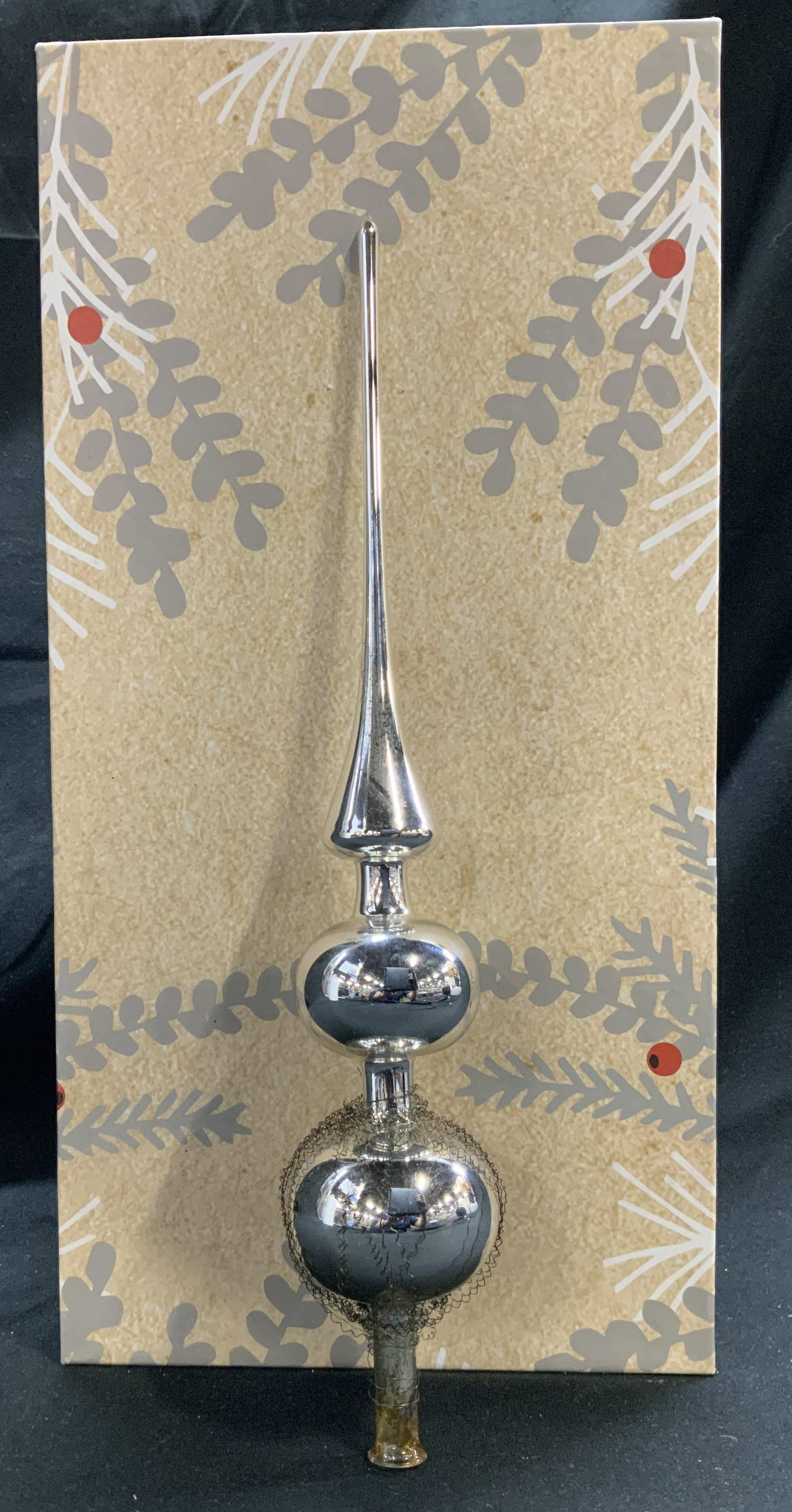 Vntg Silver Glass Finial Christmas Tree Topper: Vntg Silver Glass Finial Christmas Tree Topper Tree topper features 2 silver glass round indentations & a pointed spire on top. Topper has a silver glass material & comes in a Christmas themed box. Su