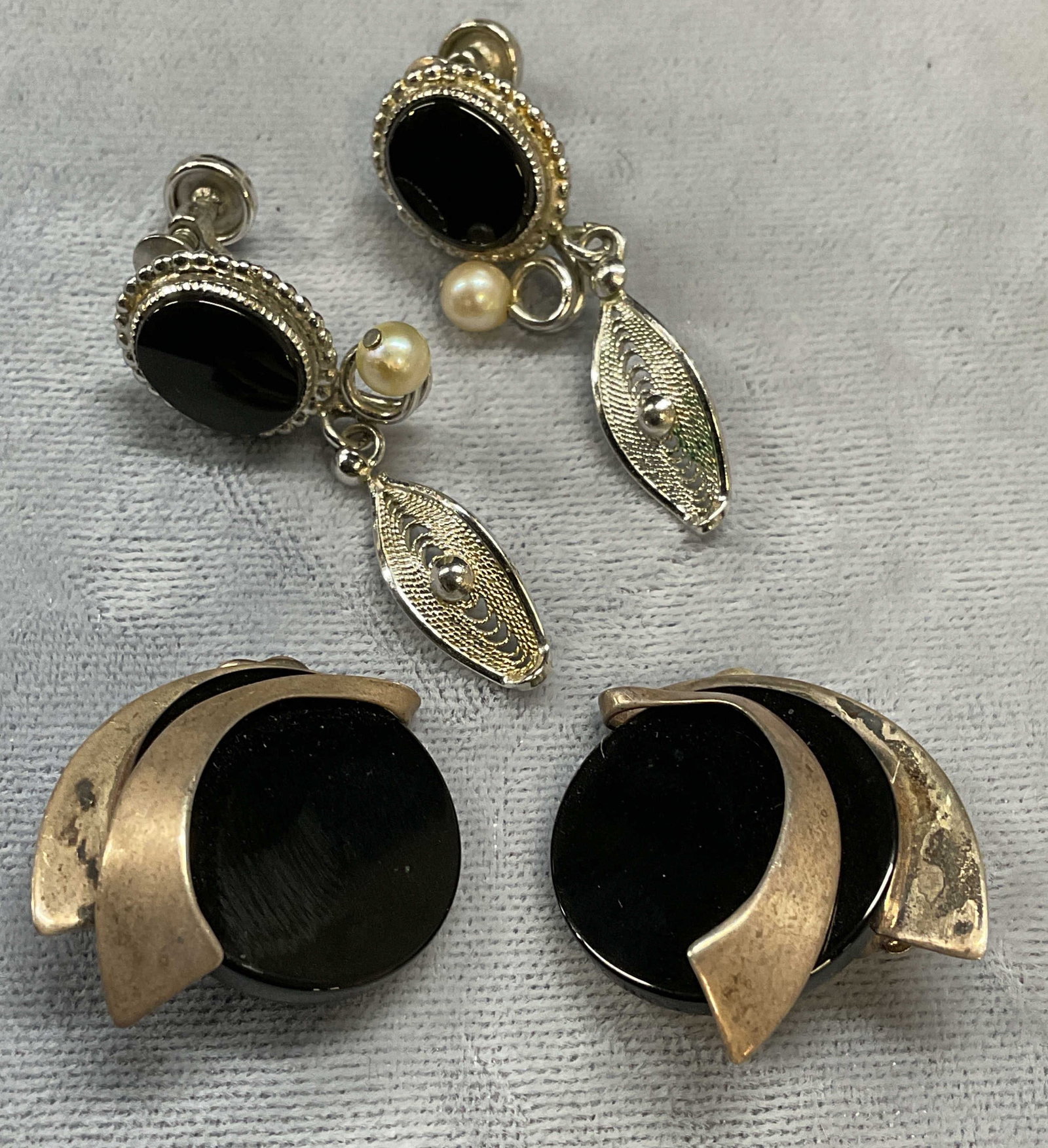 Lot 2 Vtg Sterling Silver Onyx Pearl Earrings: Lot of 2 pairs of vintage sterling silver earrings. Onyx disc earrings, and silver filigree onyx and pearl earrings. Larger pair approx 1.25 inches long. Total weight 11.7 grams. Some wear including s