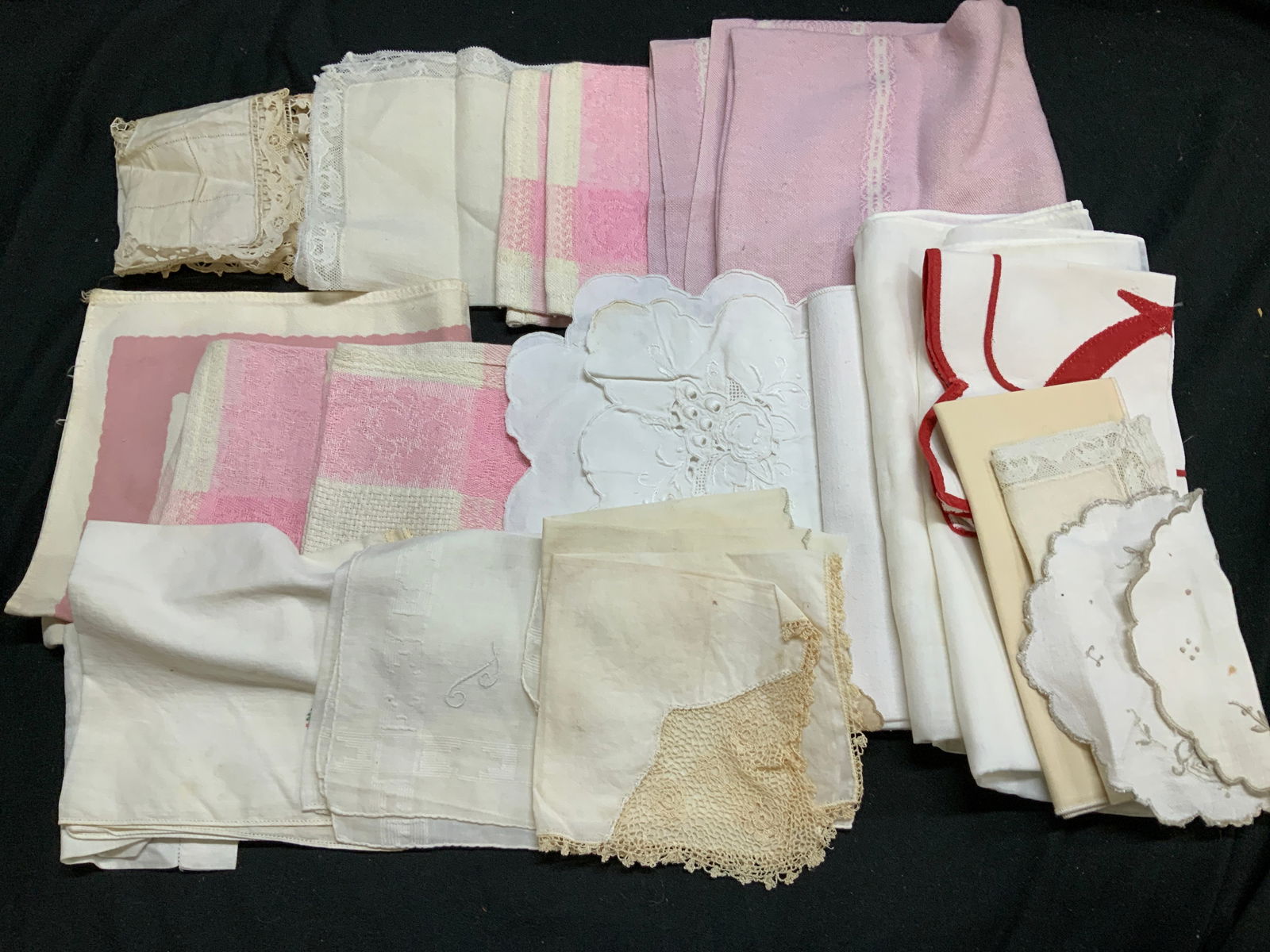Lot 10+ Vntg Assorted Linen & Cotton Napkins: Lot 10+ Vntg Assorted Linen & Cotton Napkins Lot includes 10+ napkins featuring either linen or cotton material. Few napkins feature an embroidered floral pattern or bobbin lace ends. Surface wear con