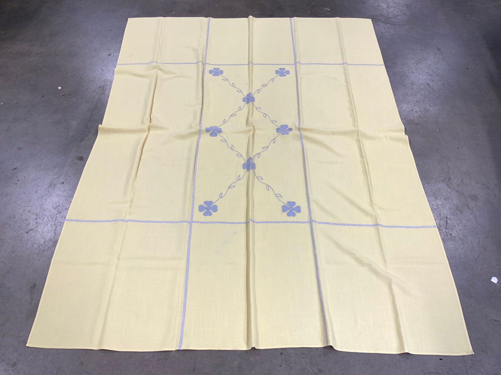Vntg Yellow Floral Detailed Tablecloth (1 of 7)