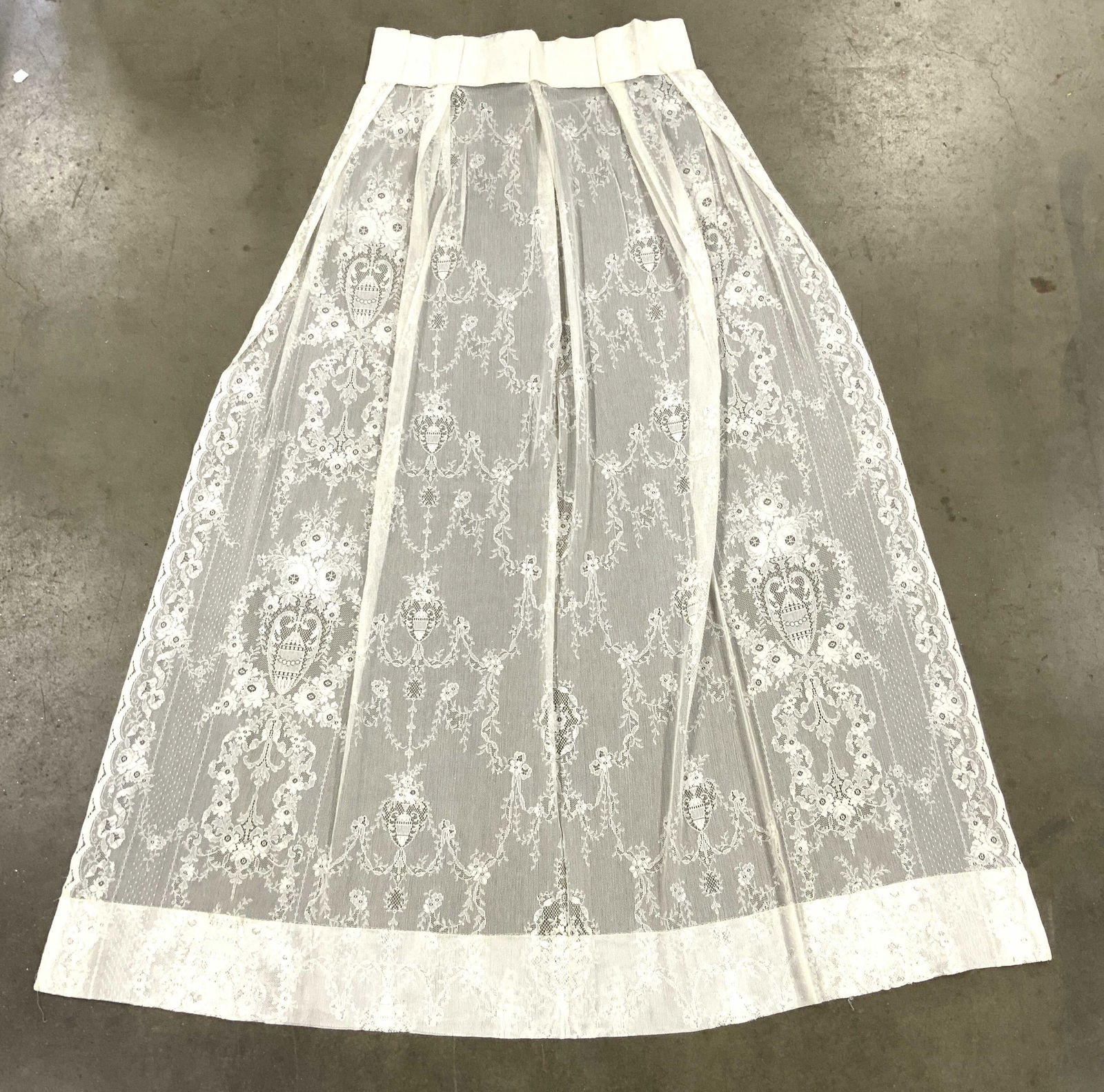 Set 4 Vintage Floral Lace Curtains (1 of 7)