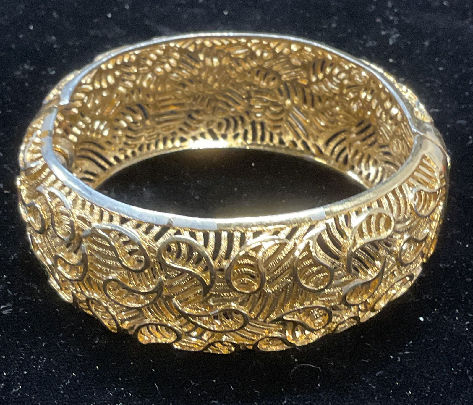 Vtg Monet Gold Tone Pierced Cuff Bangle Bracelet (1 of 6)