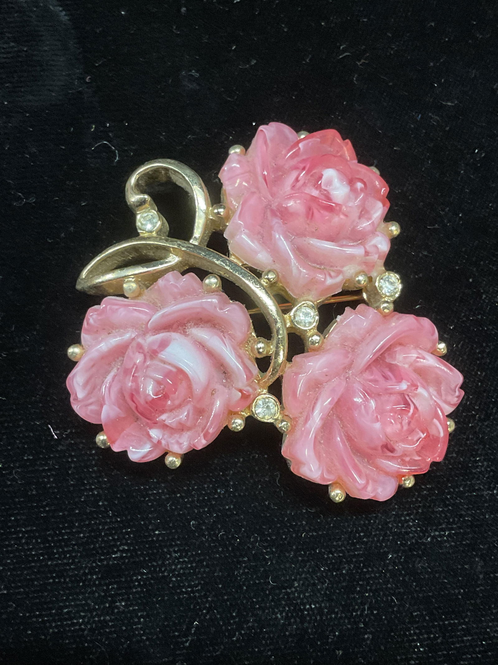 Vtg Gold Tone Lucite Crystal Flower Brooch: Vintage c. 1950s-60s gold tone pink lucite and colorless crystal flower motif brooch. Measures approx 2.25 x 2.25 inches. Some wear including scratching. Jewelry, estate jewelry, costume jewelry, cock