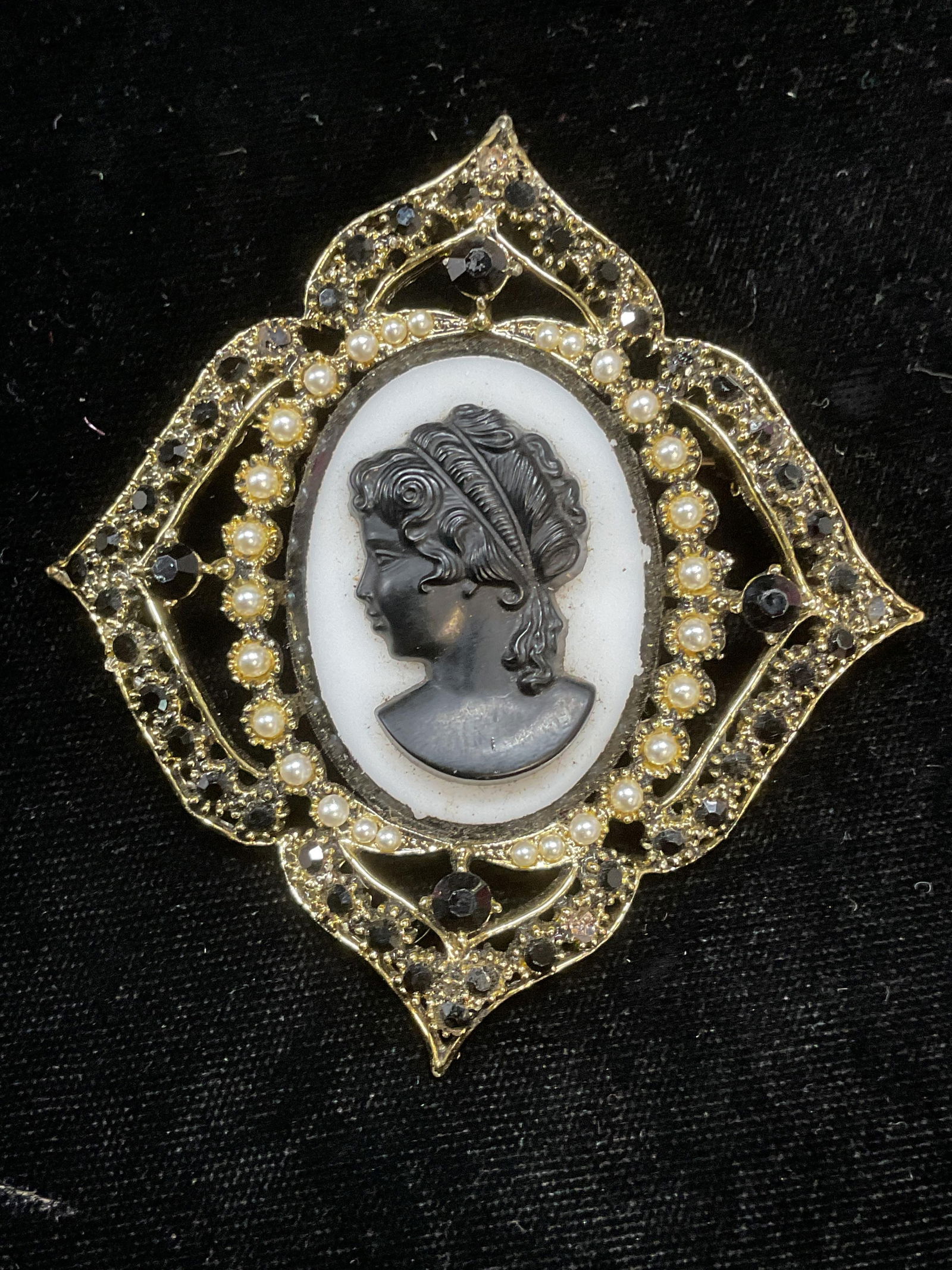 Vtg Gold Tn Black White Crystal Cameo Brooch (1 of 6)