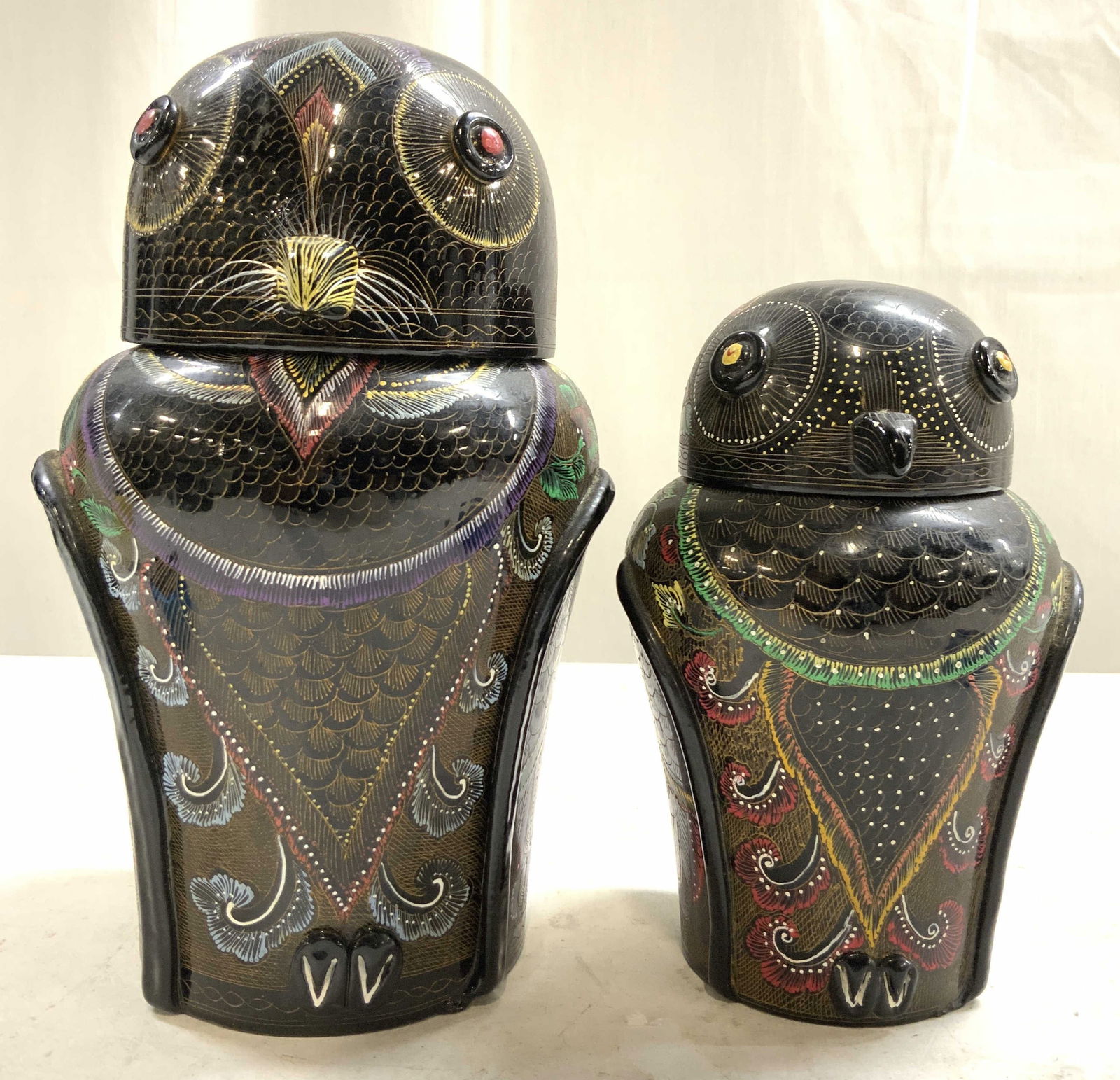 Set 2 Lacquered Bird Jars W Lids Thailand: Lot includes 2 bird form jars. Each are black toned and lacquered with multi toned etched detailing. Tag on underside reads MADE IN MCKEAN THAILAND. Largest jar measures approximately 8.5 inches tall