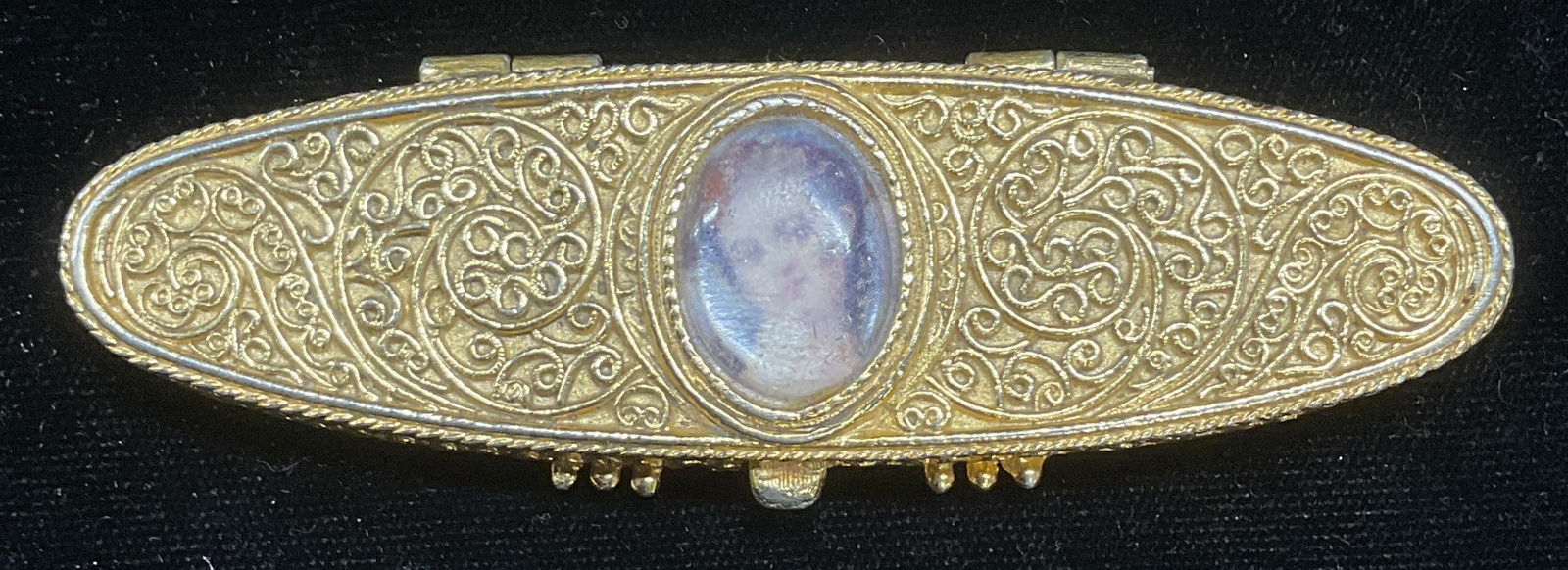 Vintage Estee Lauder Gold Tone Portrait Compact (1 of 7)