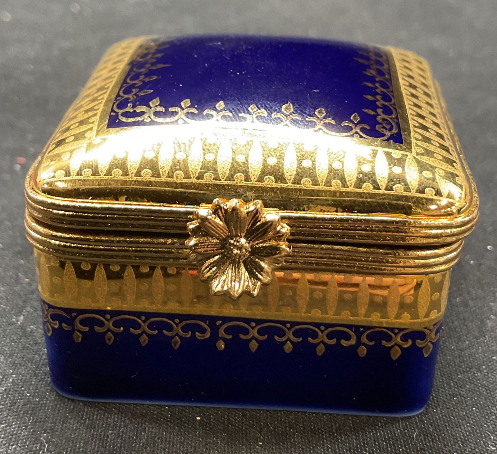 Vtg Artoria Limoges Porcelain Blue Pill Box France (1 of 8)