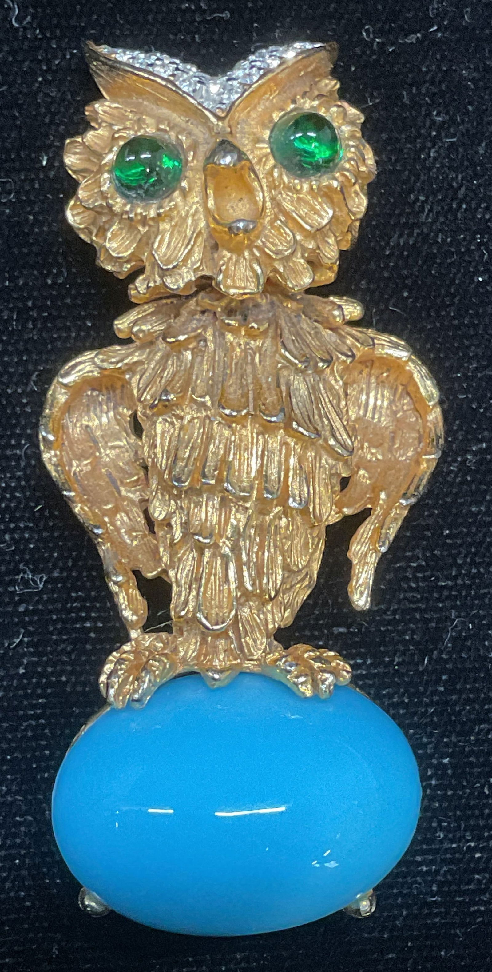 Vintage Kenneth Lane Gold Tone Owl Brooch: Vintage Kenneth Jay Lane KJL gold tone owl motif brooch with lucite turquoise toned and emerald green toned cabochons. Signed. Measures approx 2.5 x 1 inches. Some scratching observed. Jewelry, estate